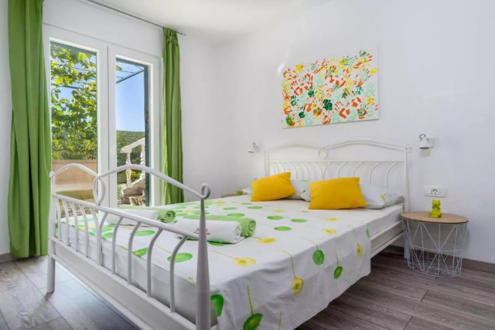 Tranquil Oasis Holiday Home Primorski Dolac with Pool - Three Bedroom Holiday Home with Pool-Slaapkamer