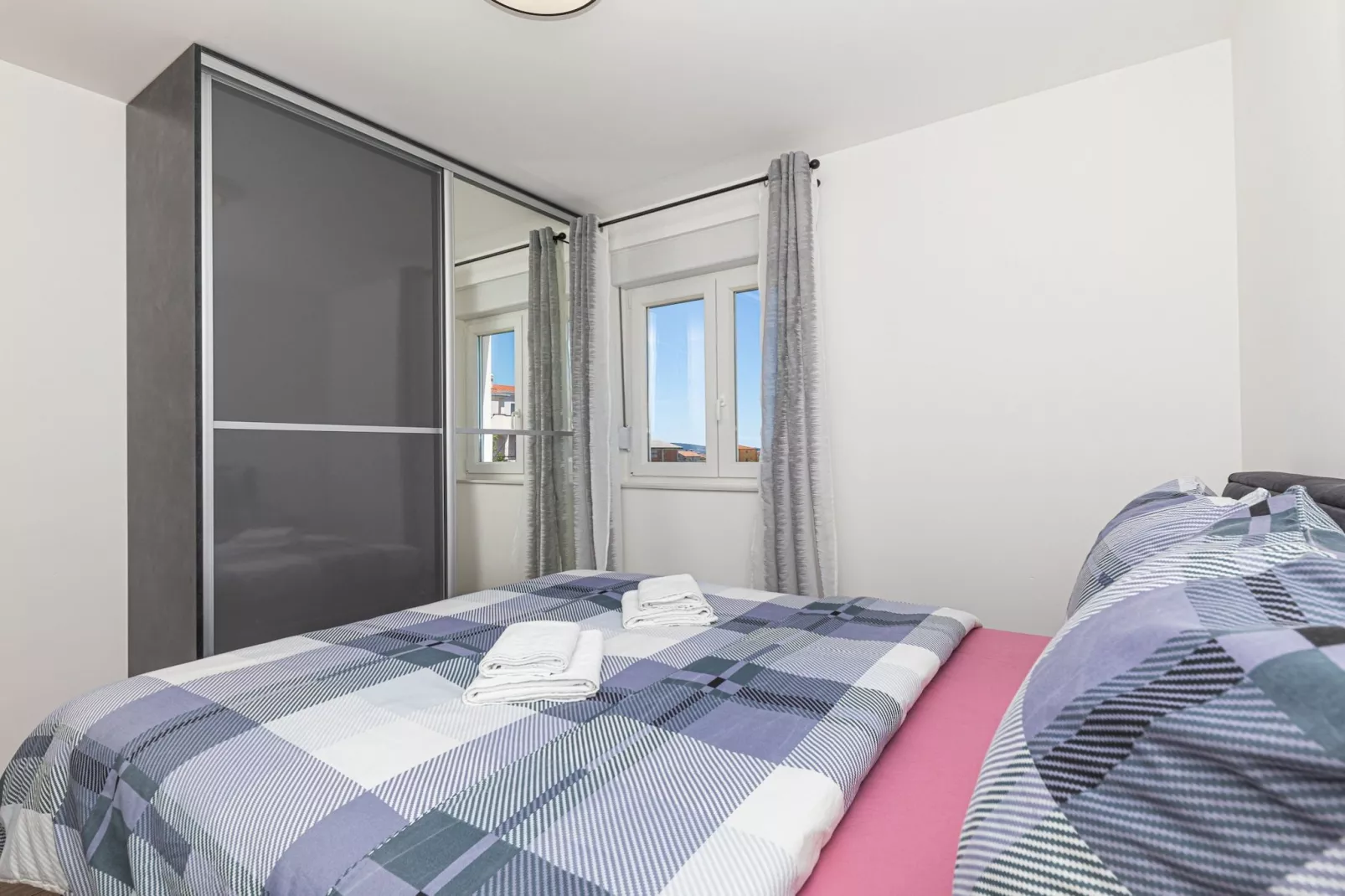 Elegant Kastel Novi Apartment with Sea View Balcony - Two Bedroom Apartment with Sea View and Balcony-Slaapkamer