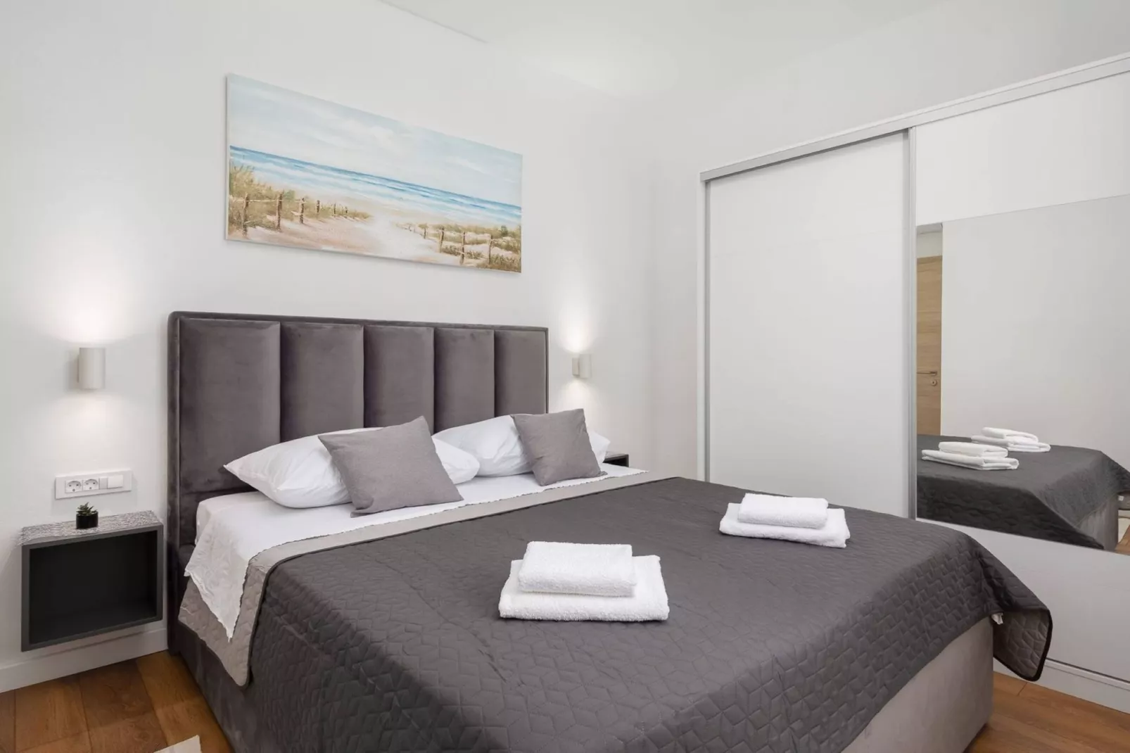 Contemporary Apartment with Terrace and Spacious Garden - Two Bedroom Apartment with Terrace-Slaapkamer
