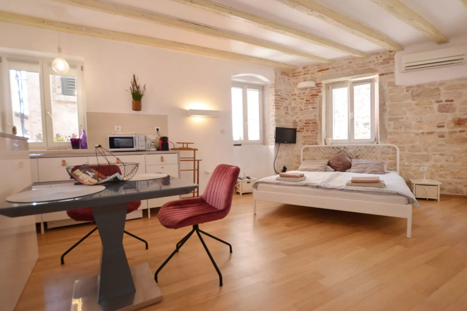 Modern and Cozy Rovinj Old Town Apartments - Classic Studio Apartment (owner Lavanda)-Slaapkamer