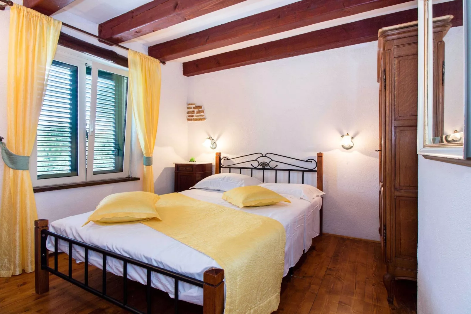 Authentic Dalmatian Hillside Escape with Pool, Sauna & BBQ - Seven Bedroom Holiday Home-Slaapkamer