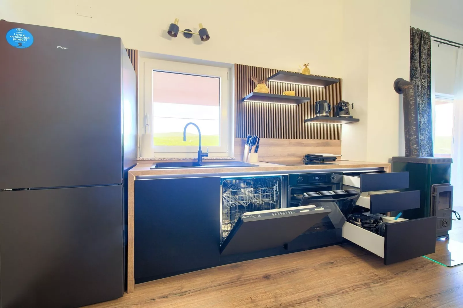 Elegant and Vibrant Apartment with Terrace and Sea View - Two Bedroom Apartment with Terrace and Sea View-Keuken