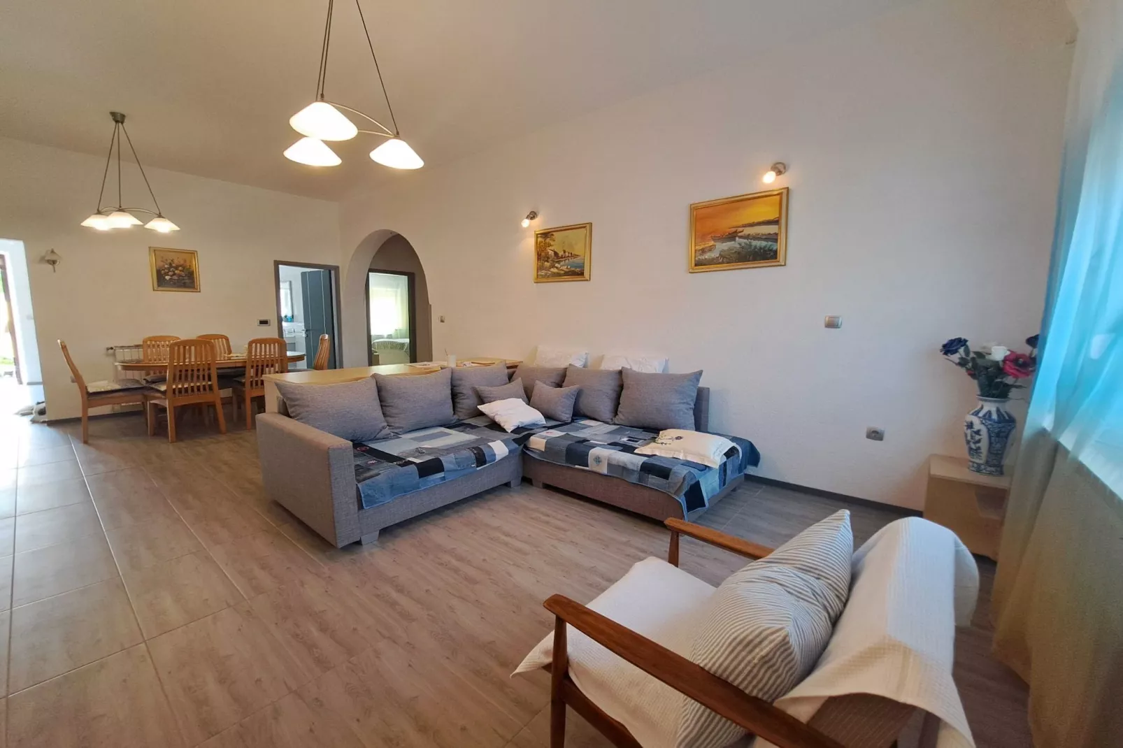 Spacious Urban Retreat Apartment with Terrace - Two Bedroom Apartment with Terrace-Woonkamer