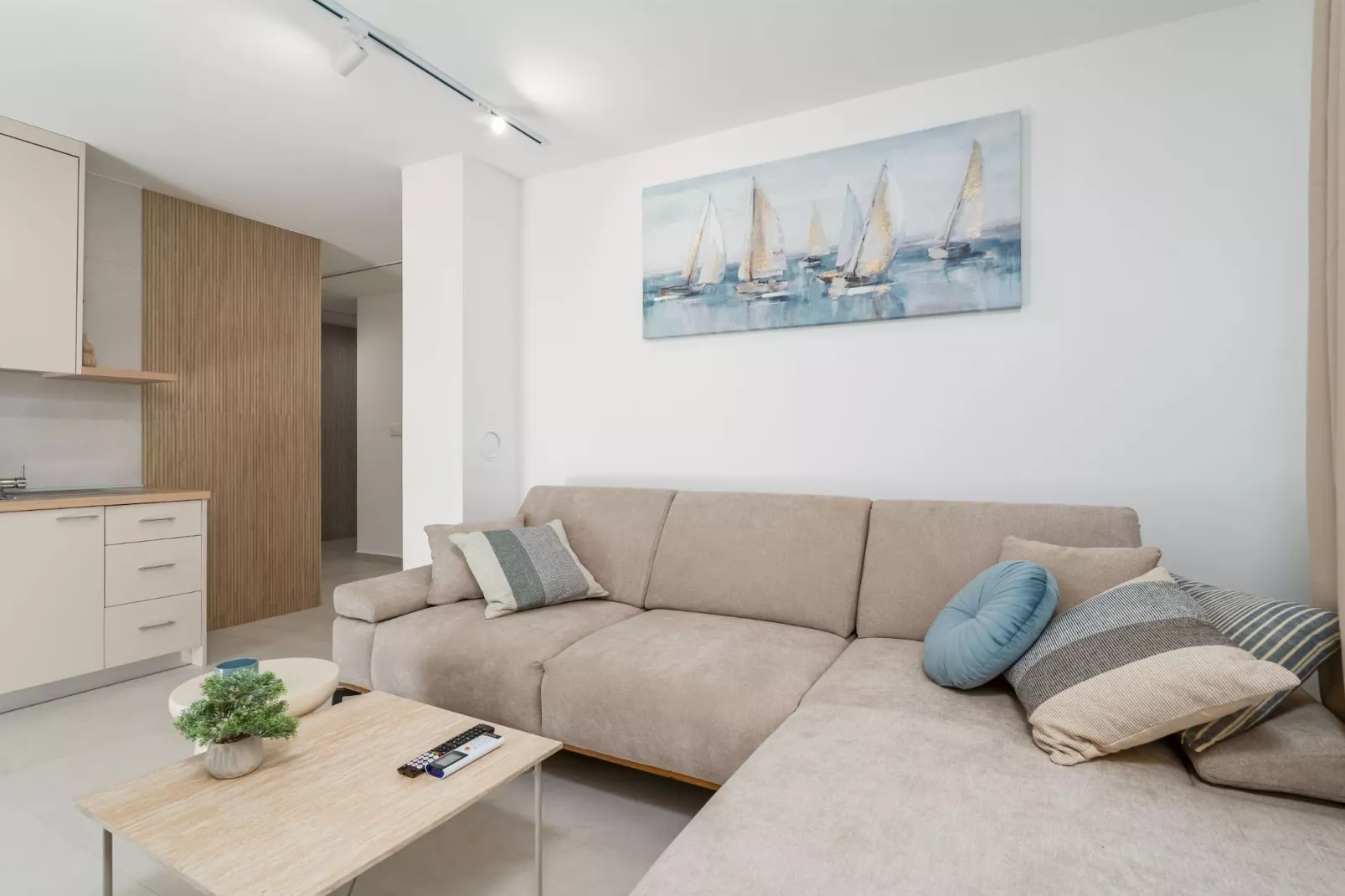 Modern City Escape with Balcony - Near the Ferry Port-Woonkamer