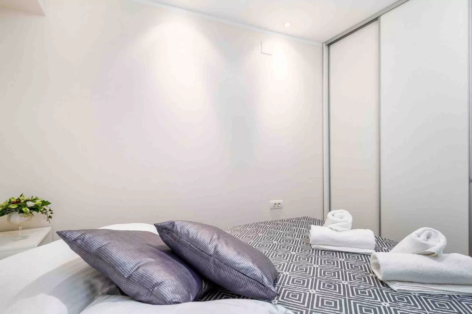 Modern Comfort with Shared Pool, Balconies & Lush Green Surroundings - One Bedroom Apartment (Relax)-Slaapkamer