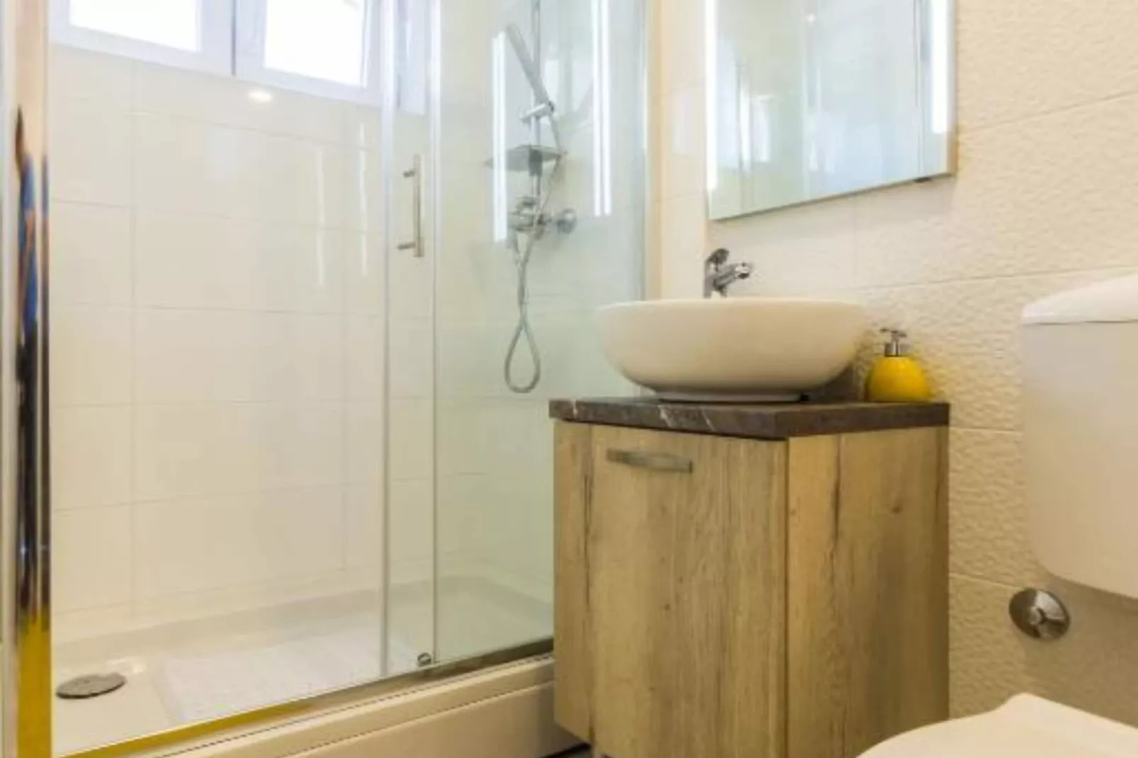 Charming Zadar Apartment Near Old Town with Convenient Access to Beaches Apartman ( 2 )-Badkamer
