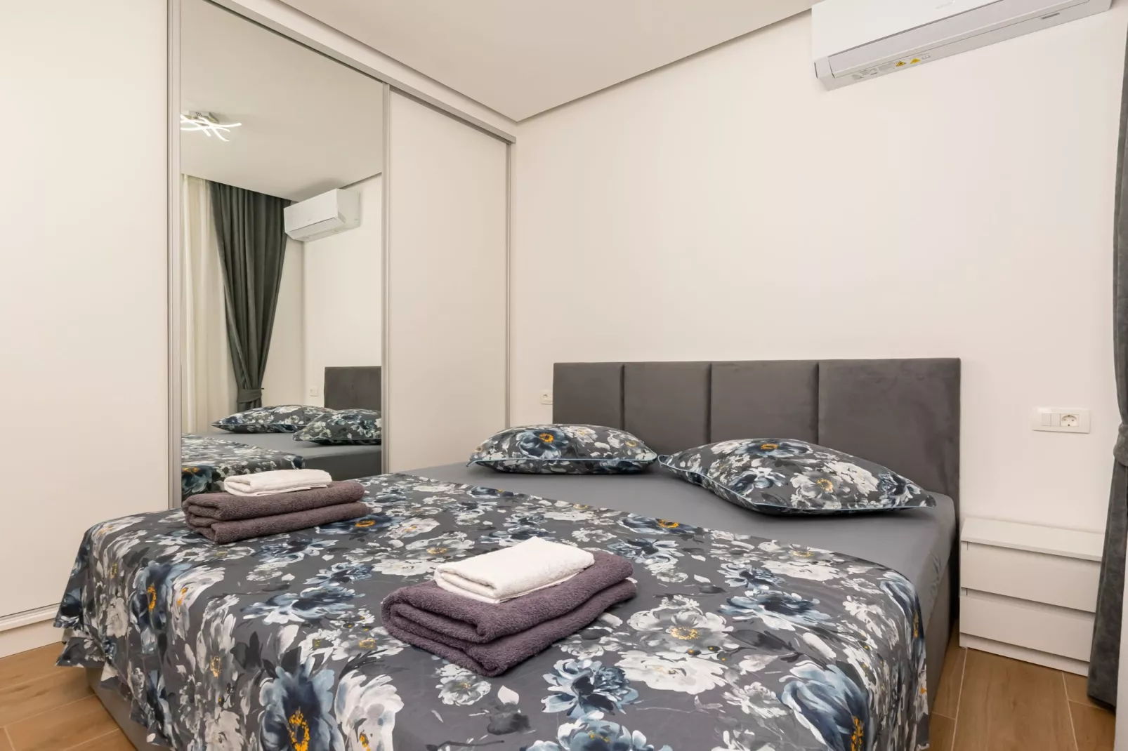 Apartments Hope (Dugi Rat) - Three-Bedroom Apartment with Jacuzzi  (Stanko)-Slaapkamer