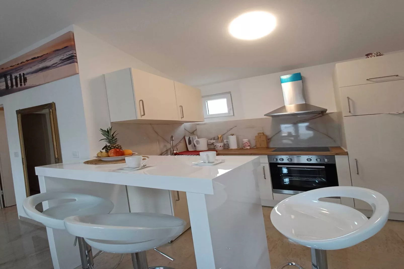 Beachfront Apartment with Balcony and Sea View-Keuken