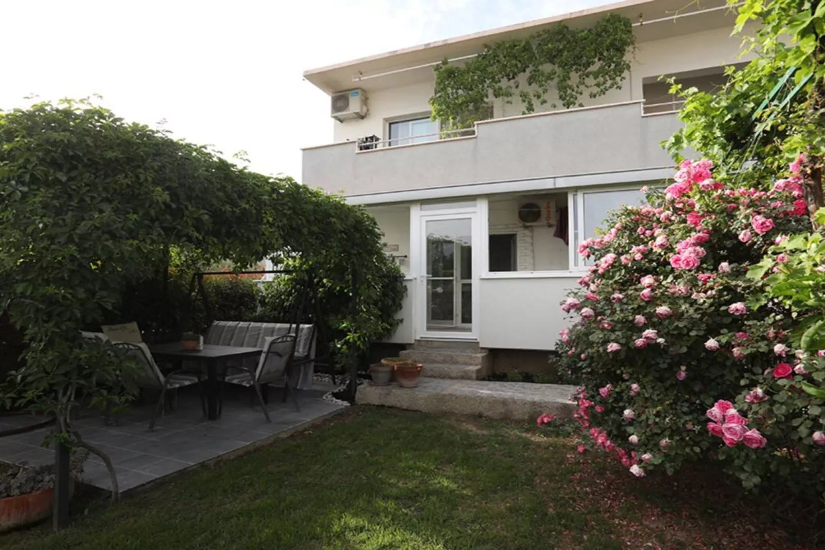 Garden Oasis - Kaštel Lukšić - One Bedroom Apartment with Balcony-Buitenlucht
