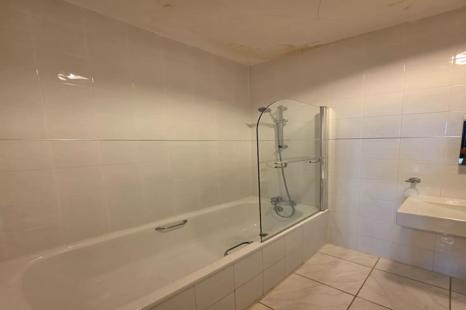 Russel Double Room-Badkamer