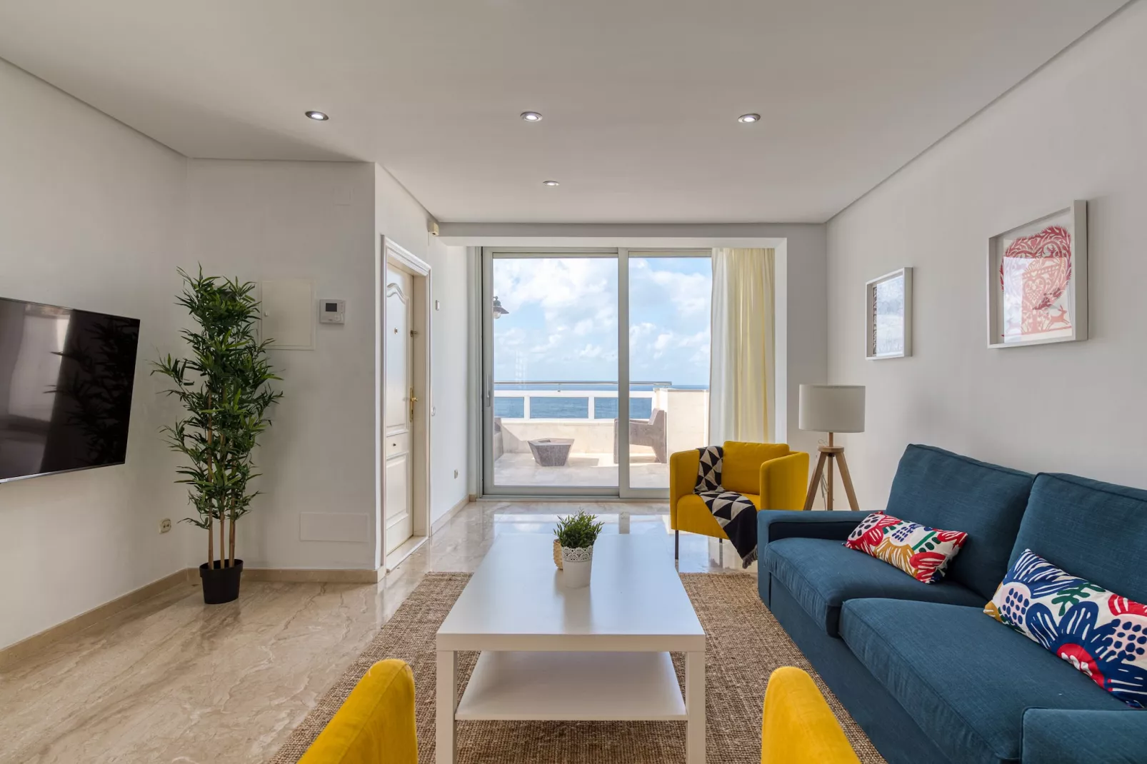 Awesome beachfront terrace By CanariasGetaway-Woonkamer