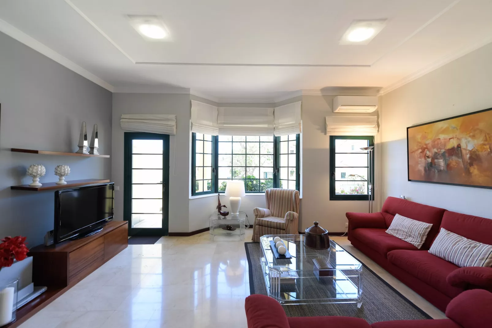 House with cozy garden BBQ and free parking-Woonkamer