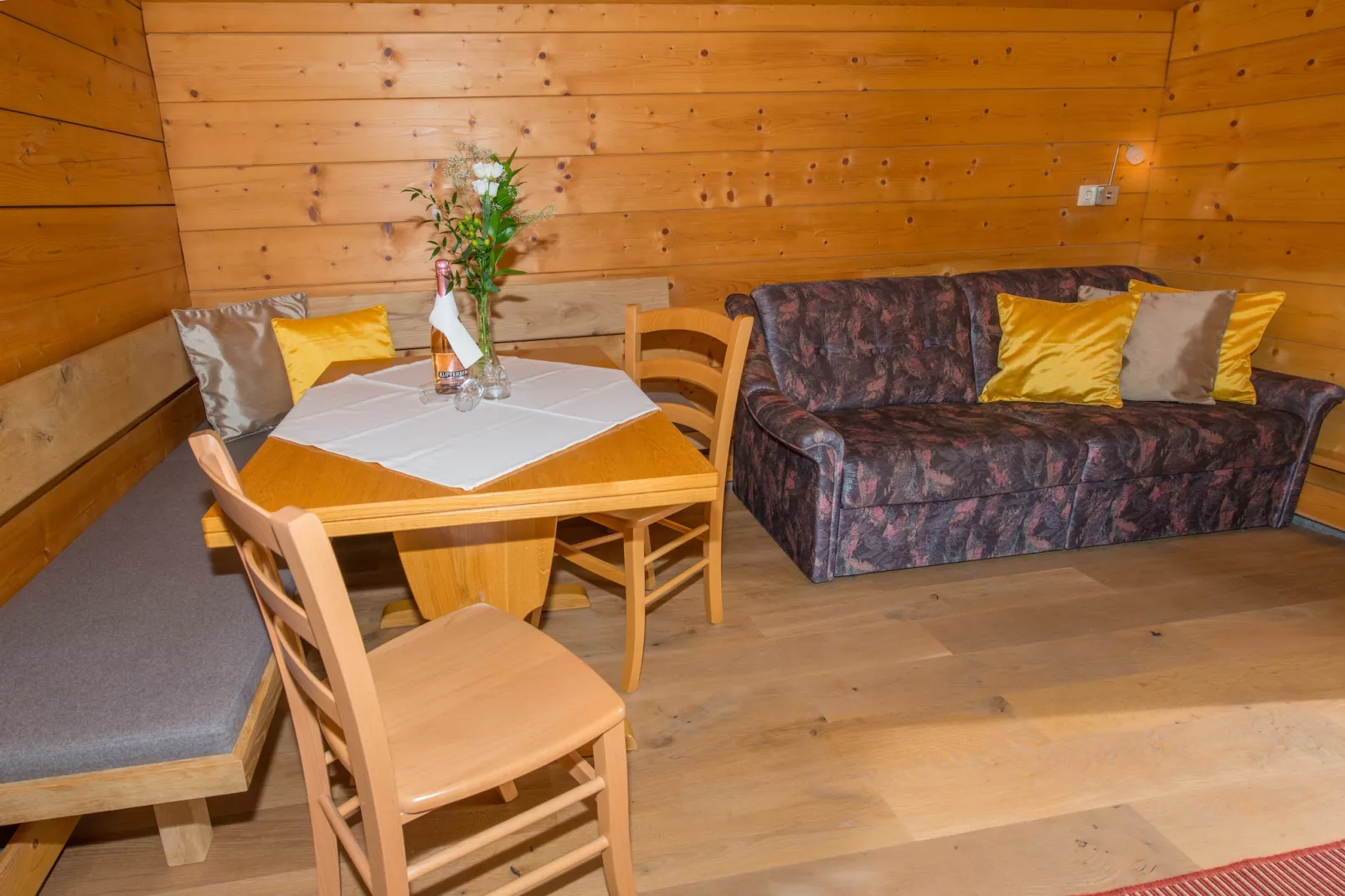 Appartment Holzblockhaus-Woonkamer