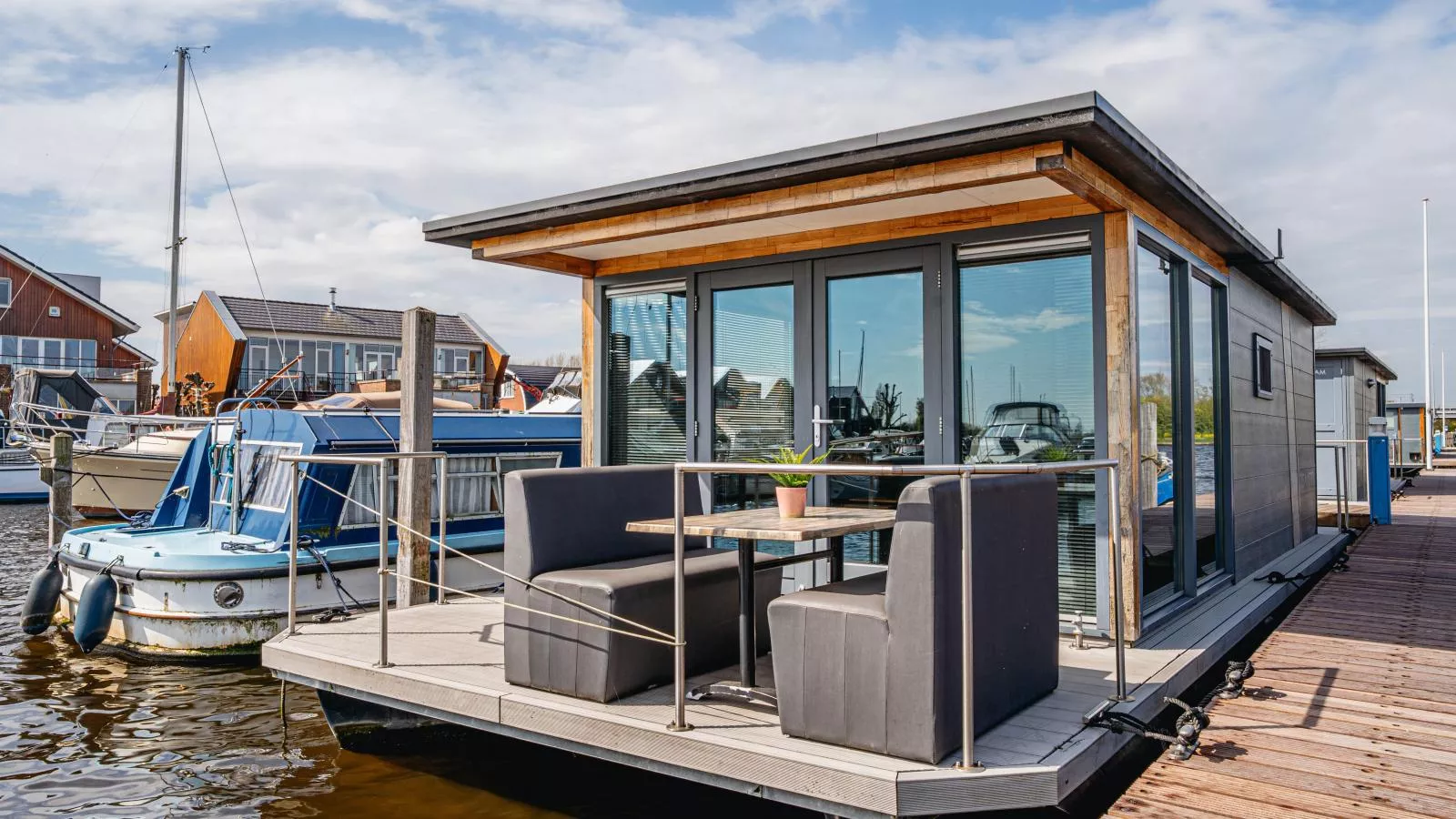 Tiny houseboat Uitgeest I
