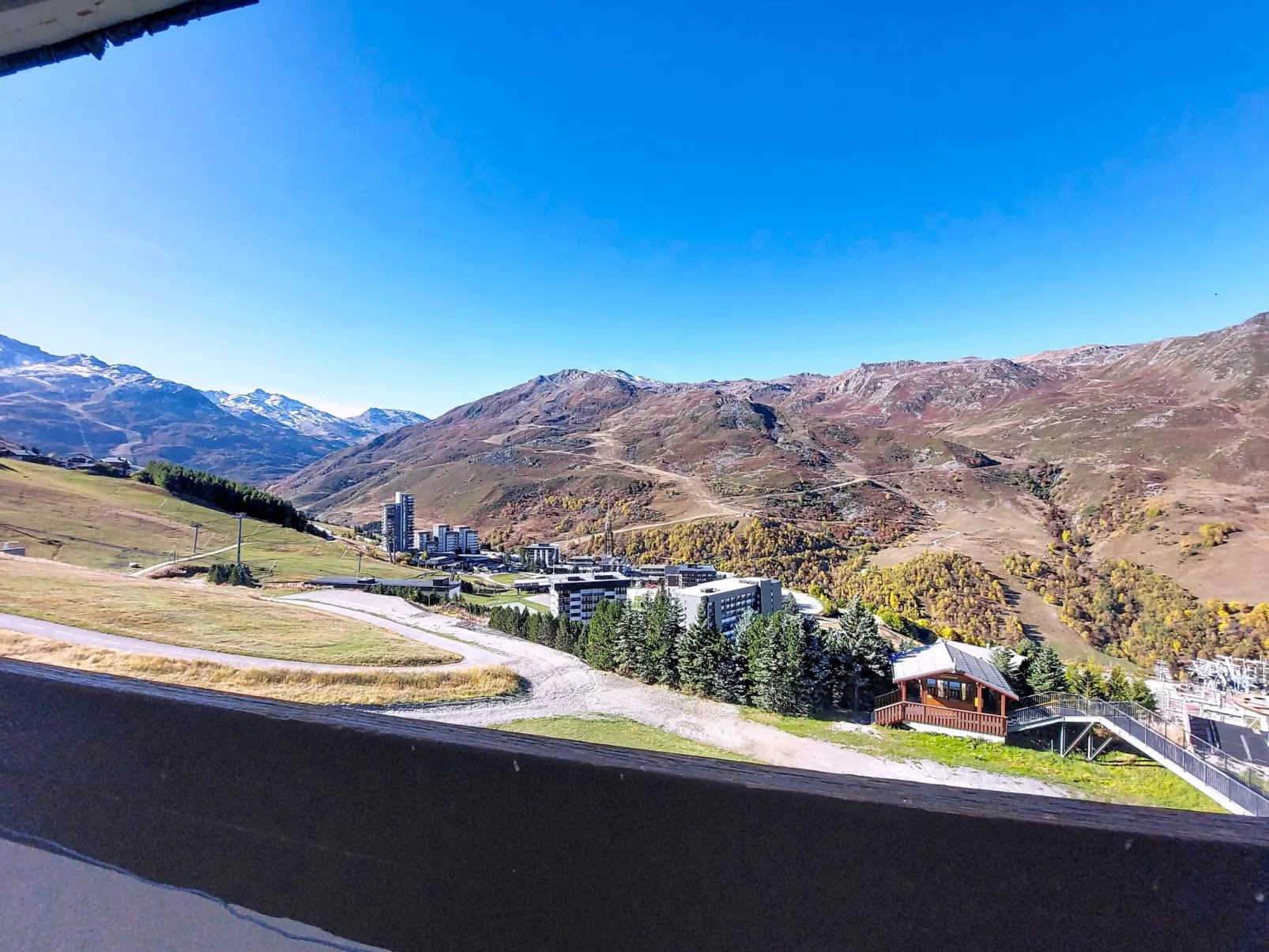 Brelin Evons 401-Buiten