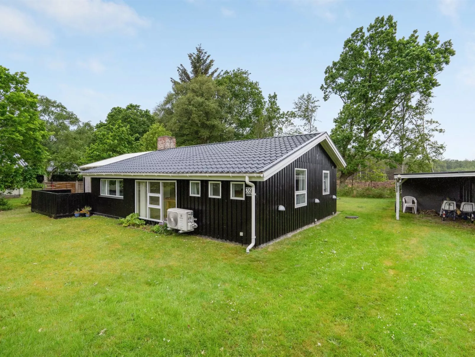 "Erikgine" - 170m from the sea