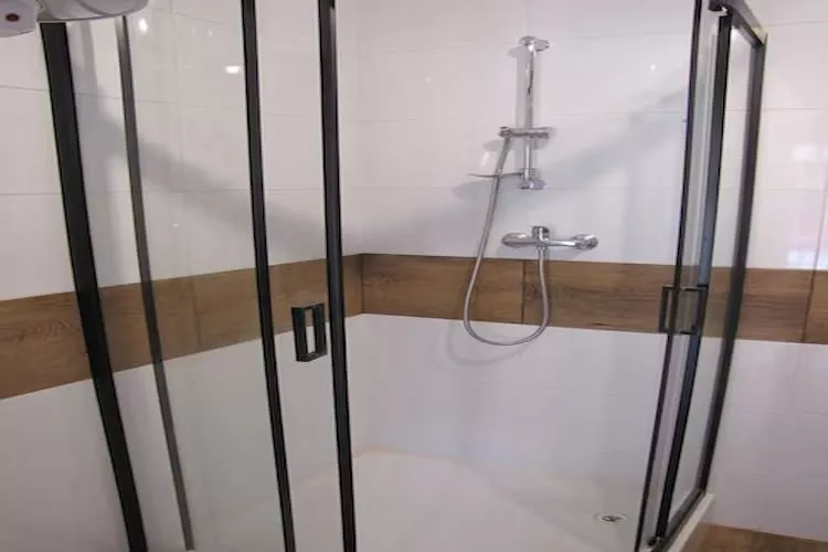 Parterowy domek drewniany w Rynie