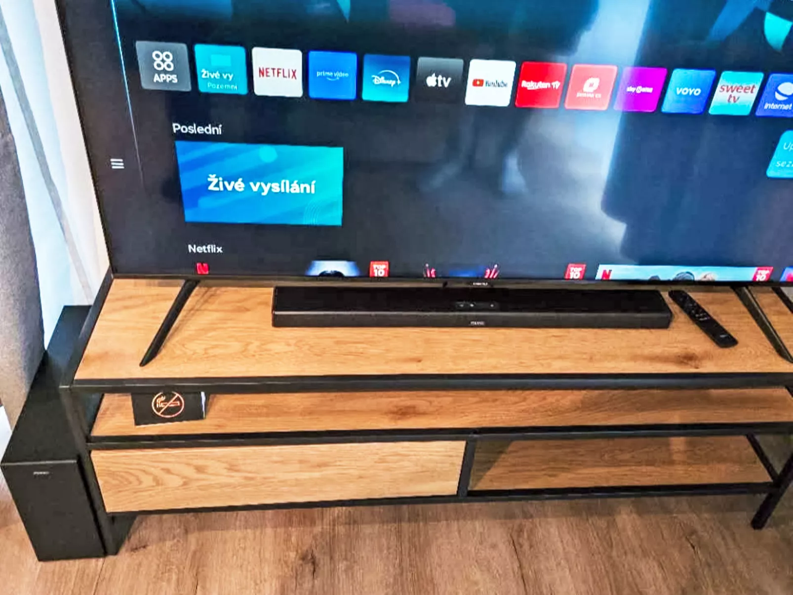 Luxury Mountain Attic with AC & Netflix-Binnen