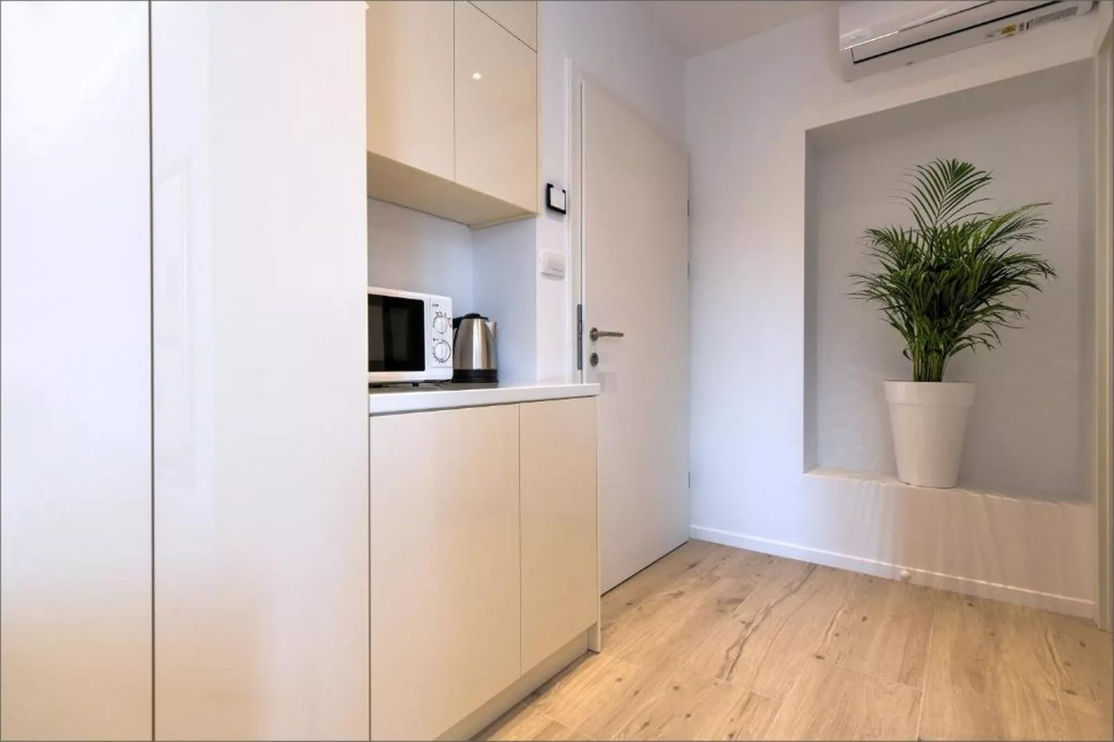 Deluxe Double Room with Double Bed and Balcony (3)