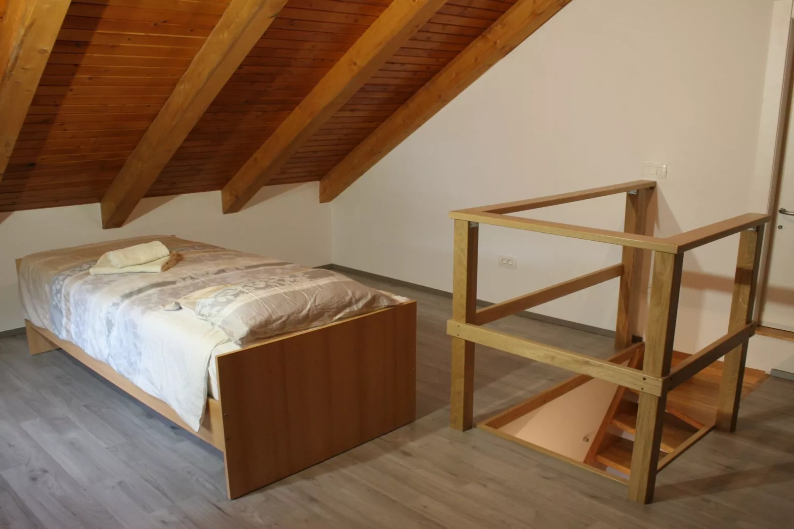 Riverside Rustic Ridge Apartments with Balcony - Three Bedroom Apartment with Balcony