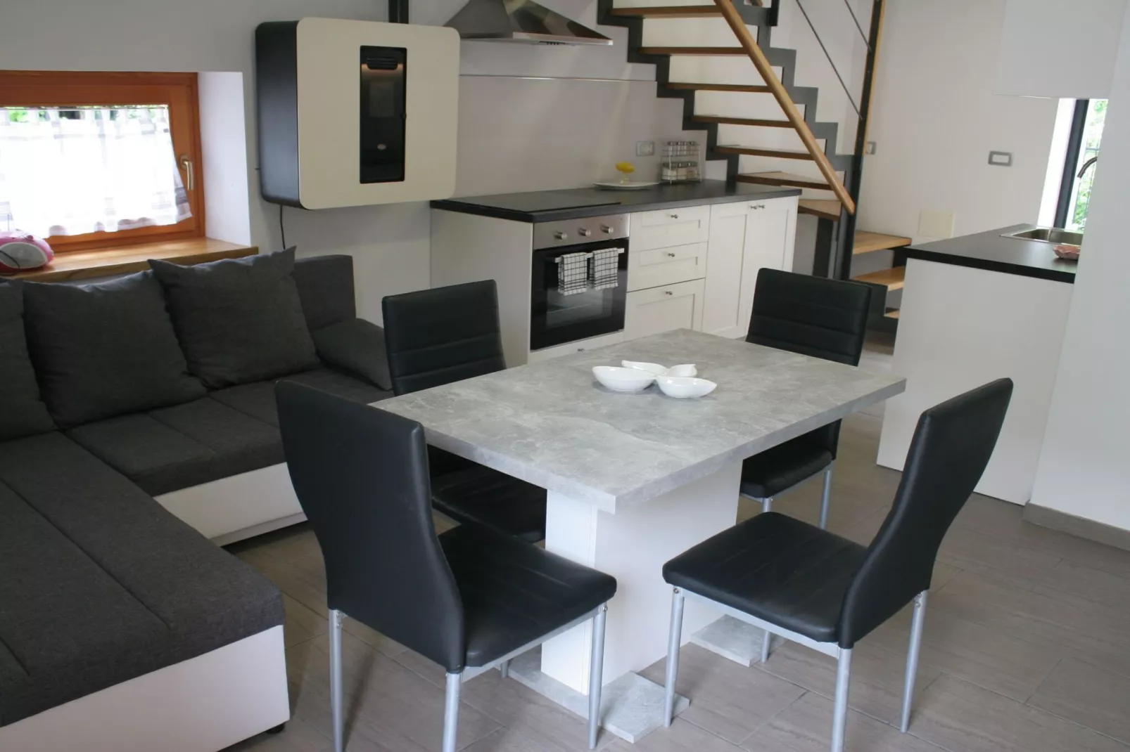 Riverside Rustic Ridge Apartments with Balcony - Two Bedroom Apartment with Balcony