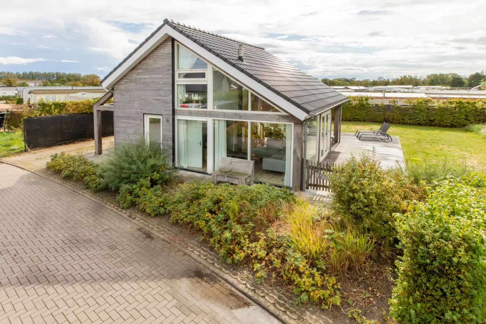 Zonnedorp Kavel 10 Renesse | Villa near the Beach & with Spacious Garden