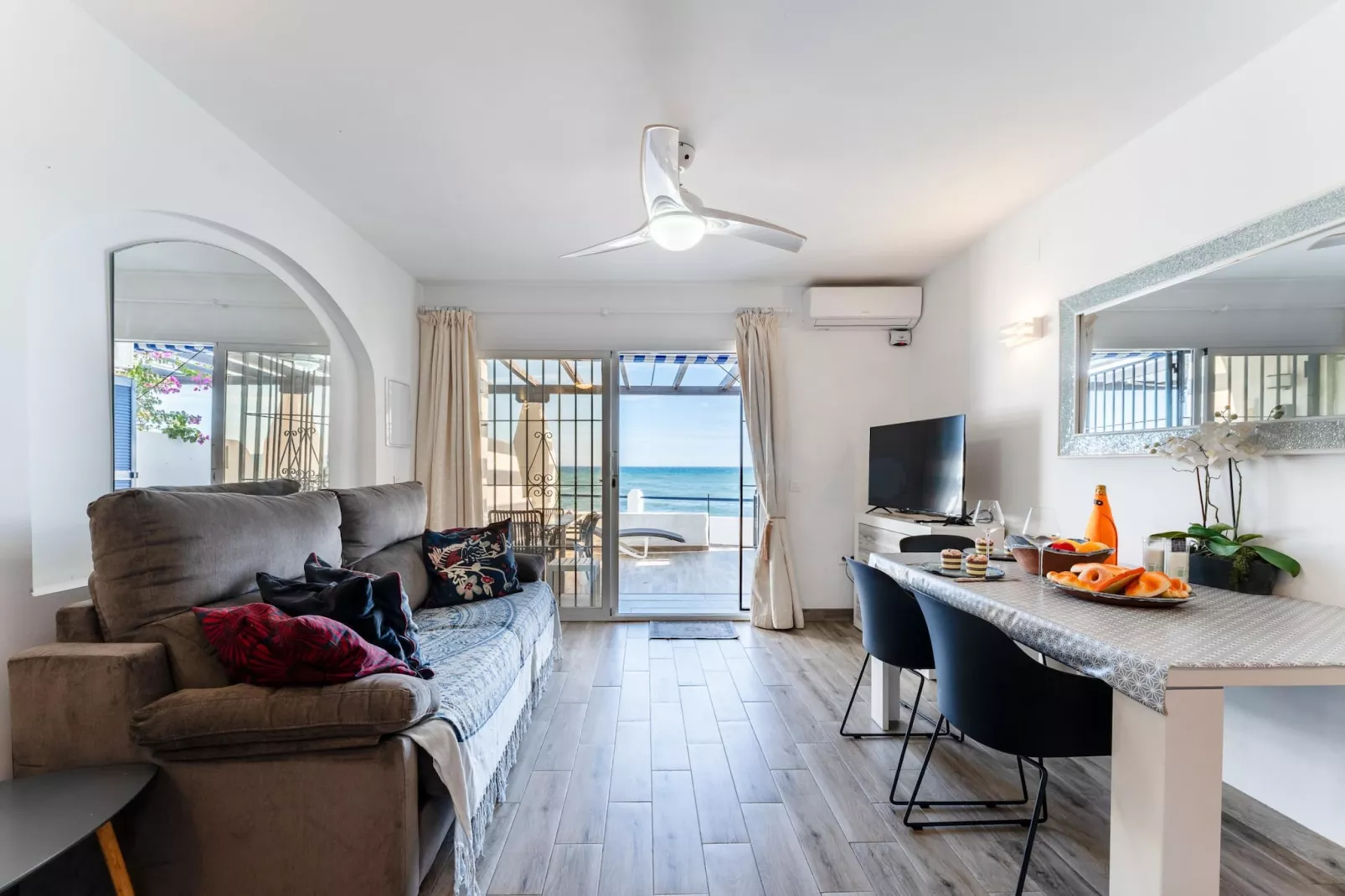CT 399 - Faro's Beachfront Apartment in Calahonda