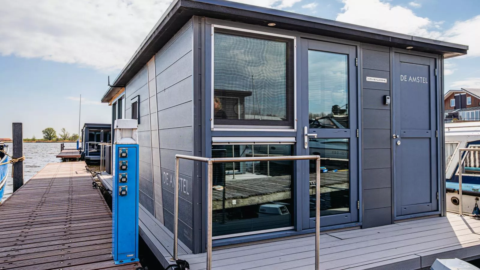 Tiny houseboat Uitgeest I