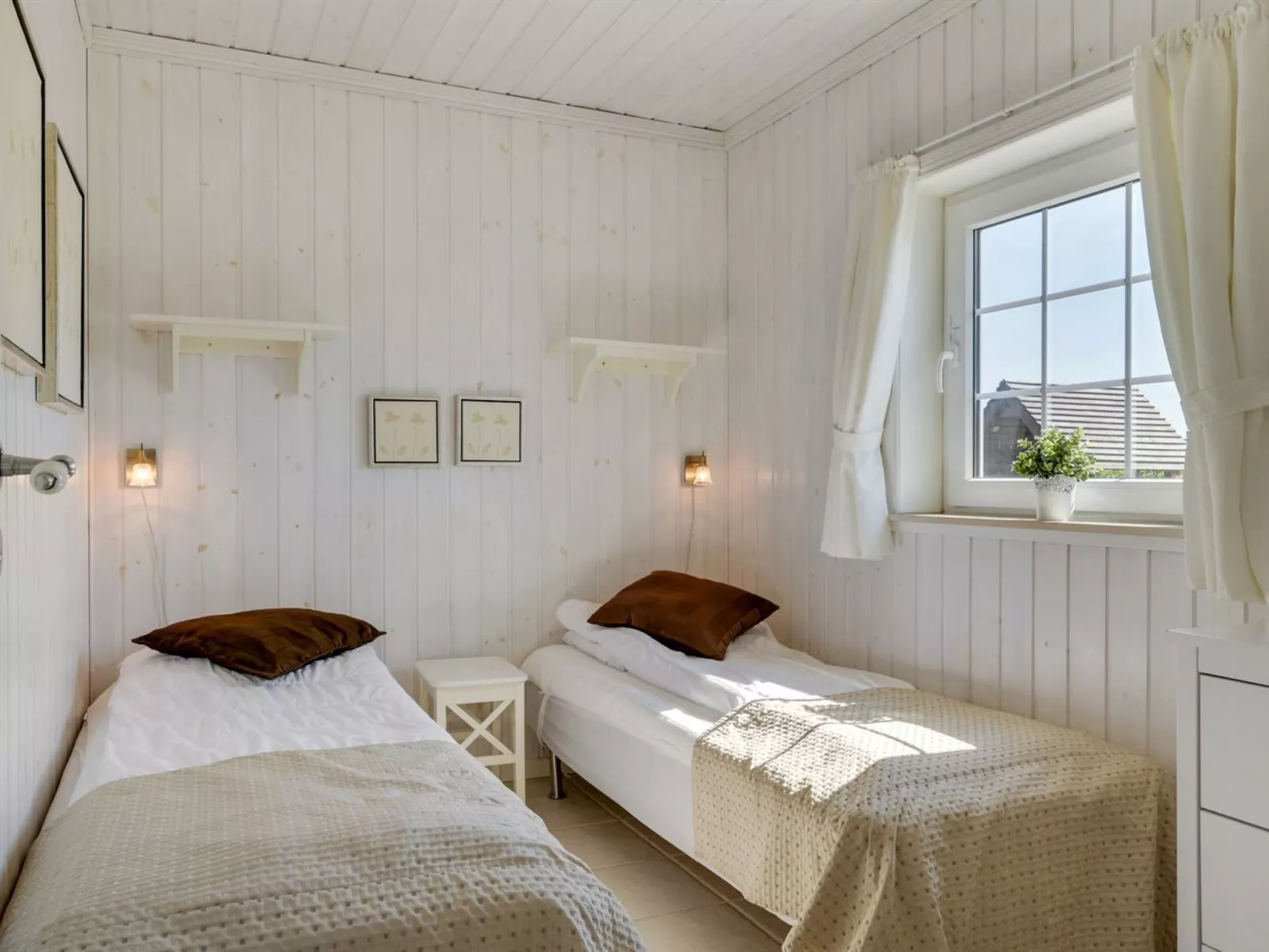 "Emelita" - 900m from the sea