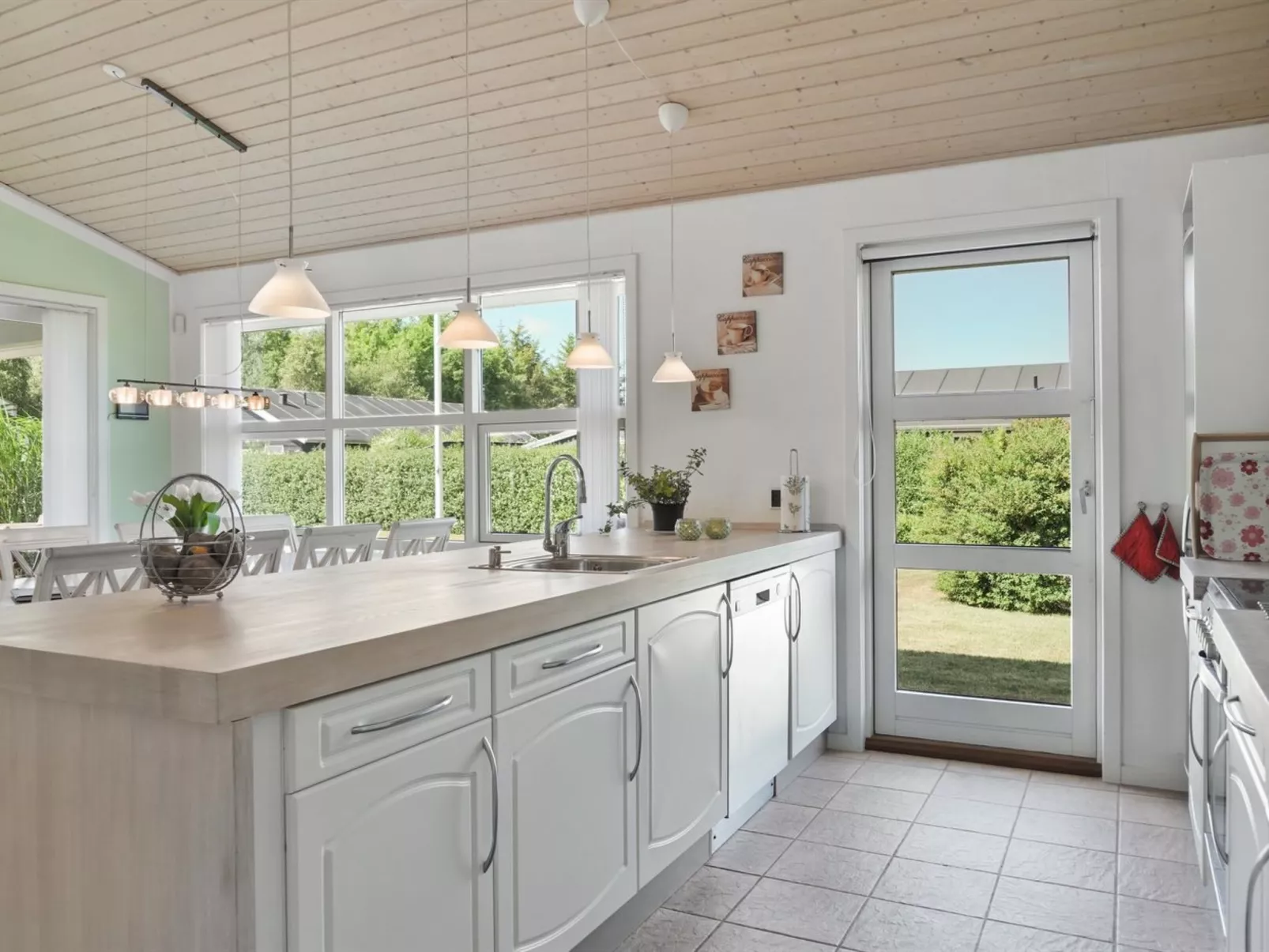 "Bertram" - 1.9km from the sea