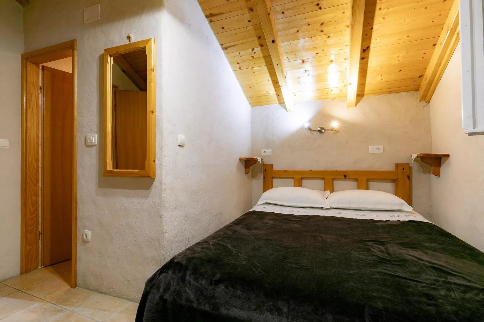 Stone House Harmony - One Bedroom Apartment with Patio and Garden View ( 1 )-Slaapkamer