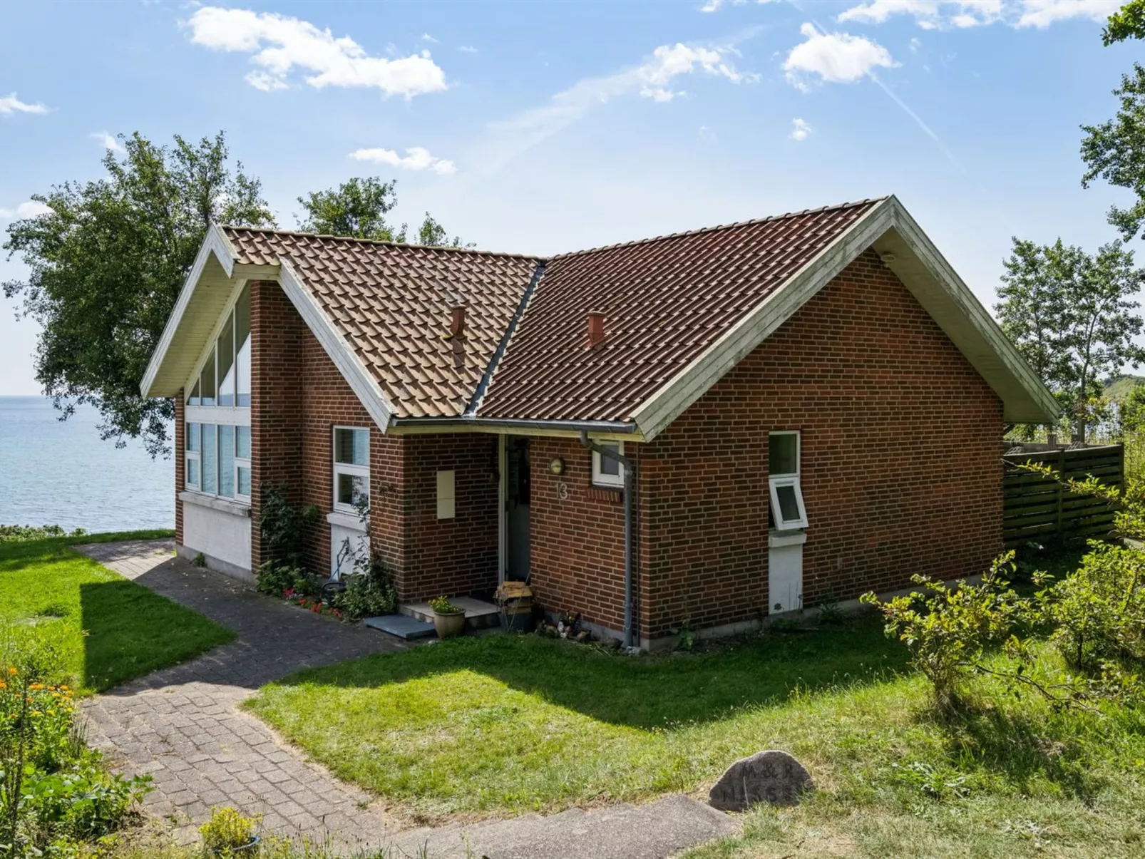 "Bryngeir" - 25m from the sea