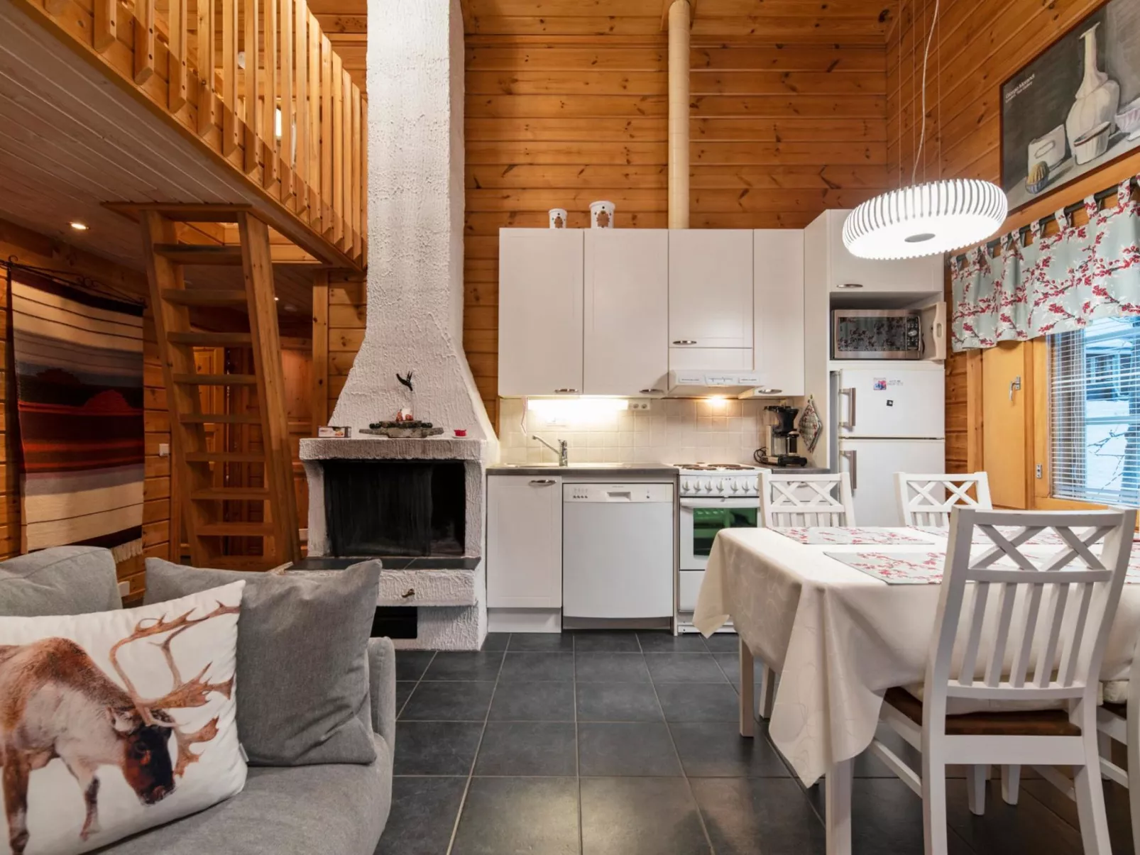 Lomaylläs maja, palovaarankaarre 6 a