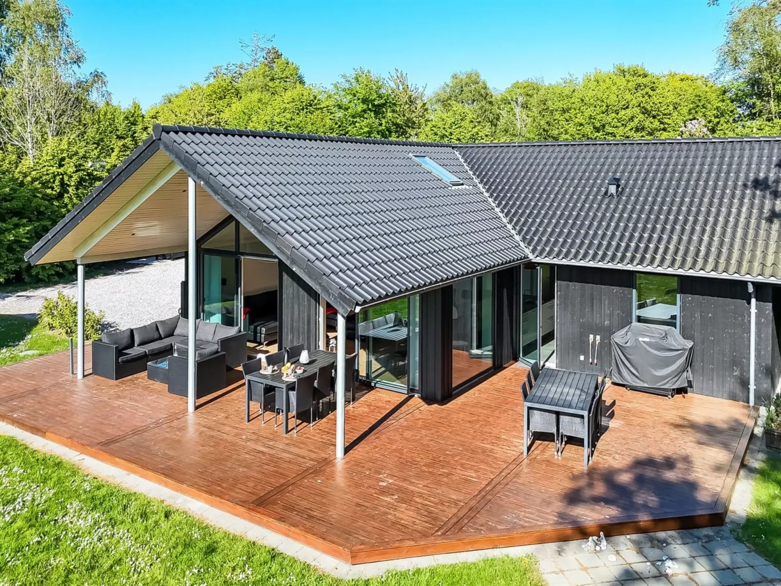 "Erlinda" - 300m from the sea