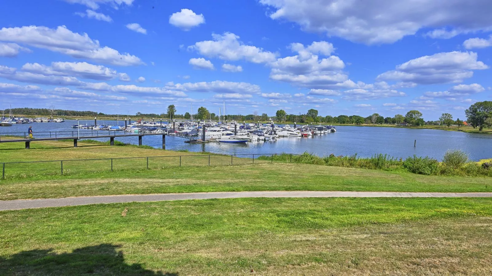 Aan de oever-Uitzicht zomer