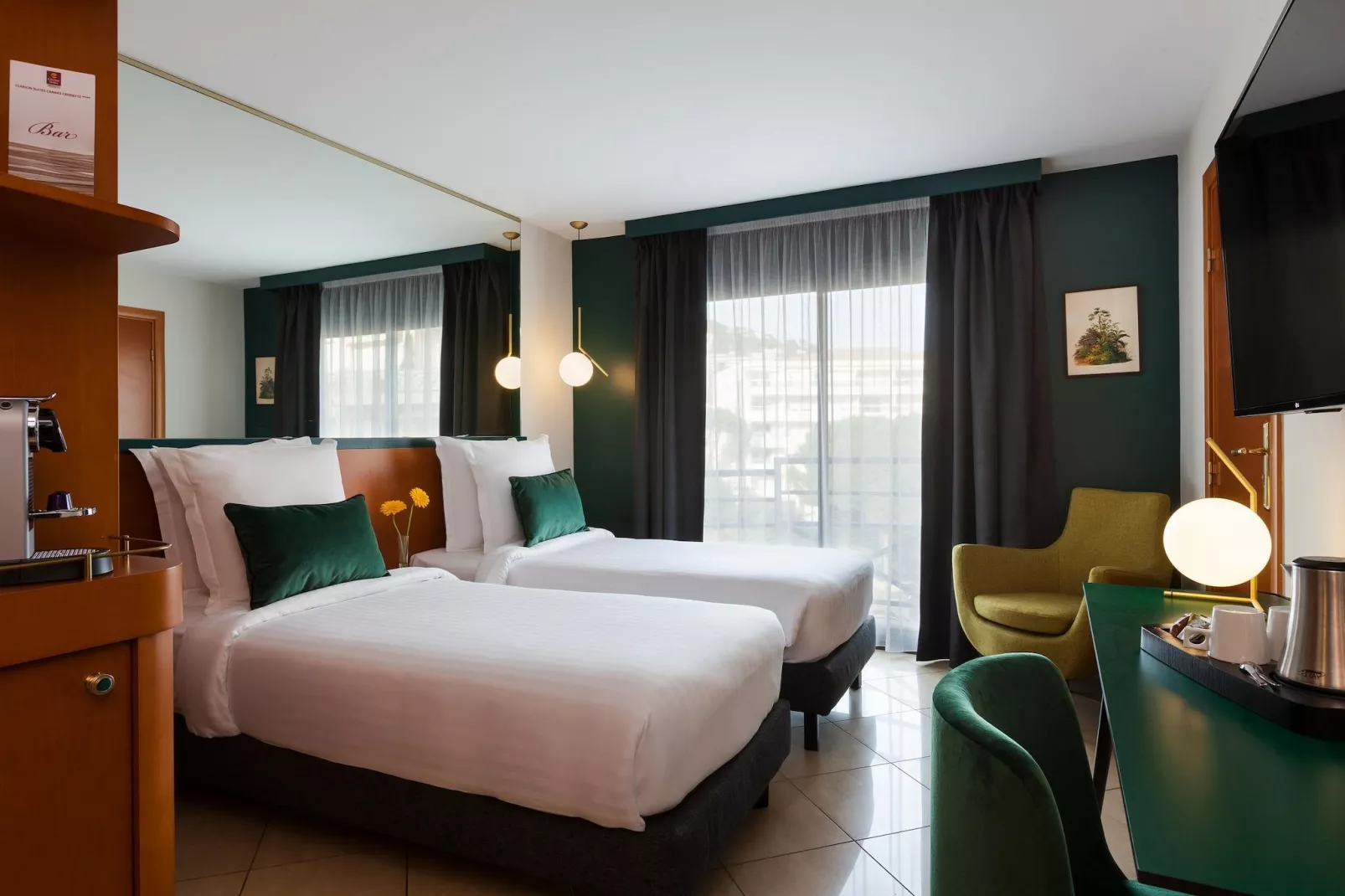 NEHÔ SUITES CANNES CROISETTE - Comfort room with terrace and pool view