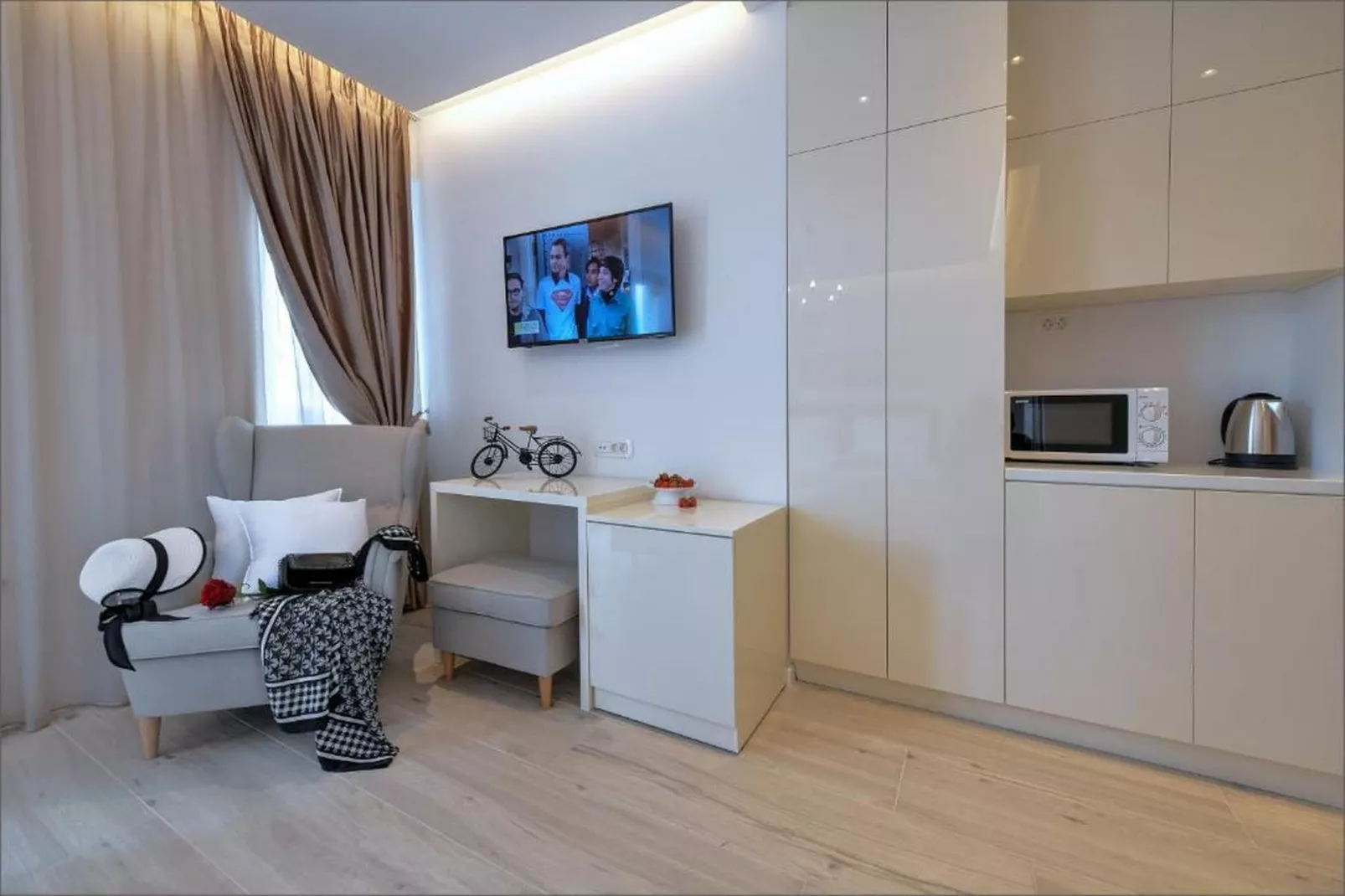 Deluxe Double Room with Double Bed and Balcony (3)