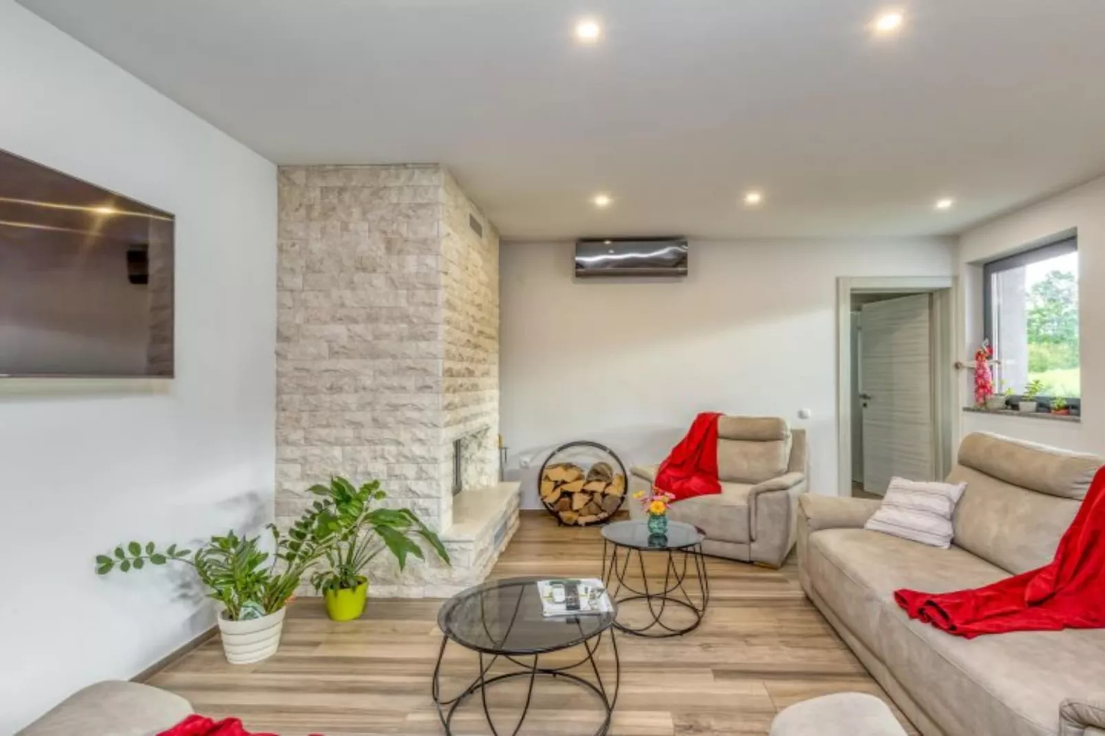 Four Bedroom Holiday House Mali Raj with Pool