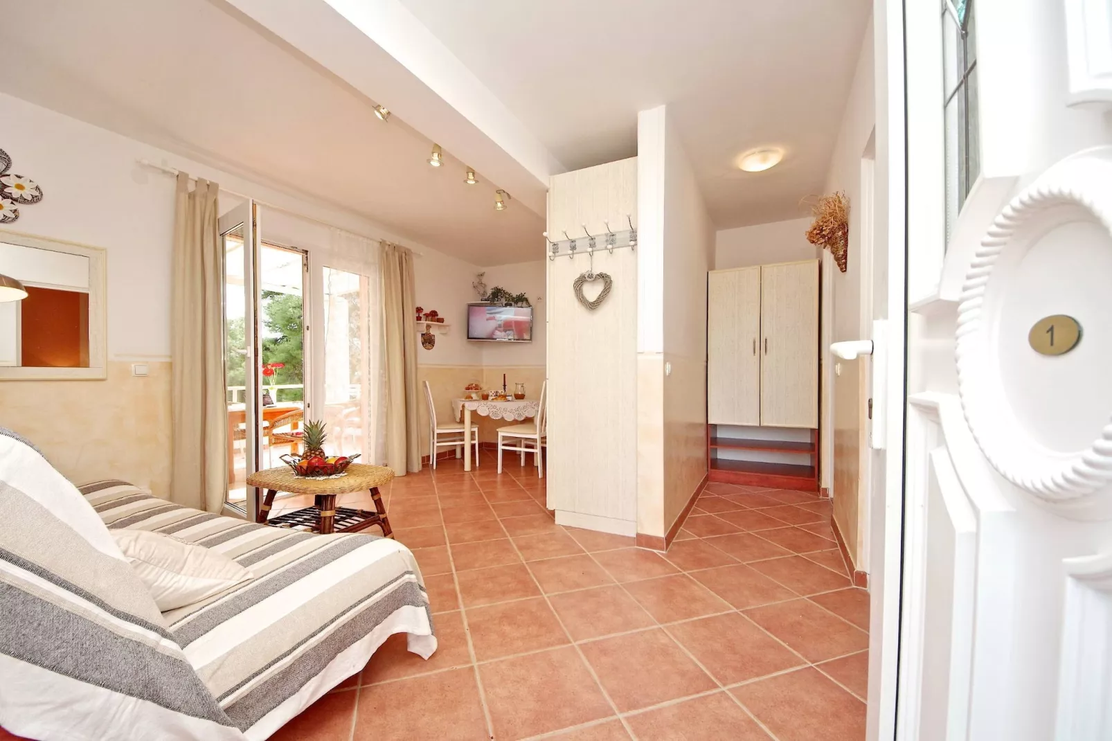 Seafront Apartments Deveron - One Bedroom Apartment  with Balcony and Sea View (Zavala)