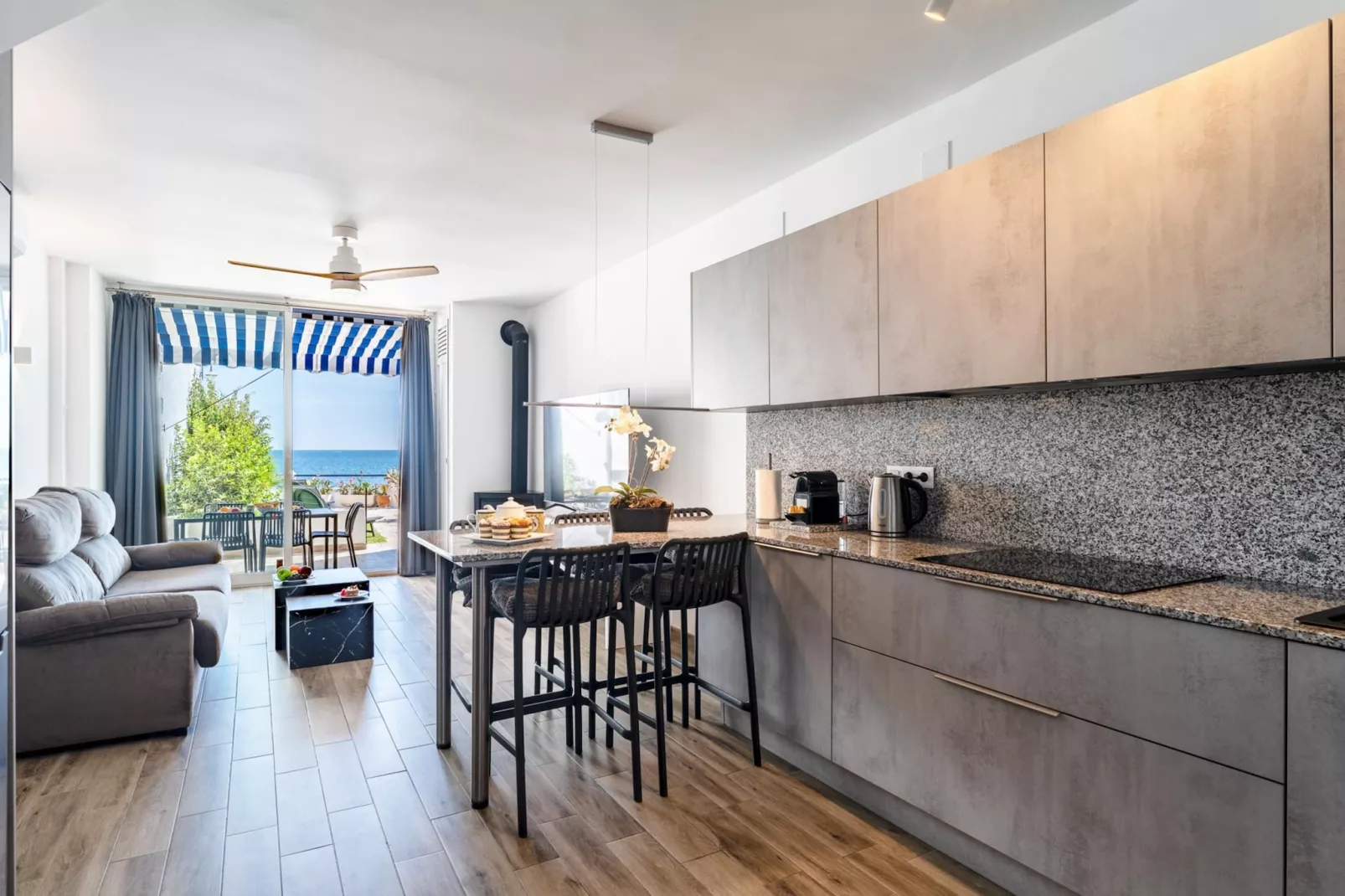 CT 398 - Faro's Beachfront House in Calahonda