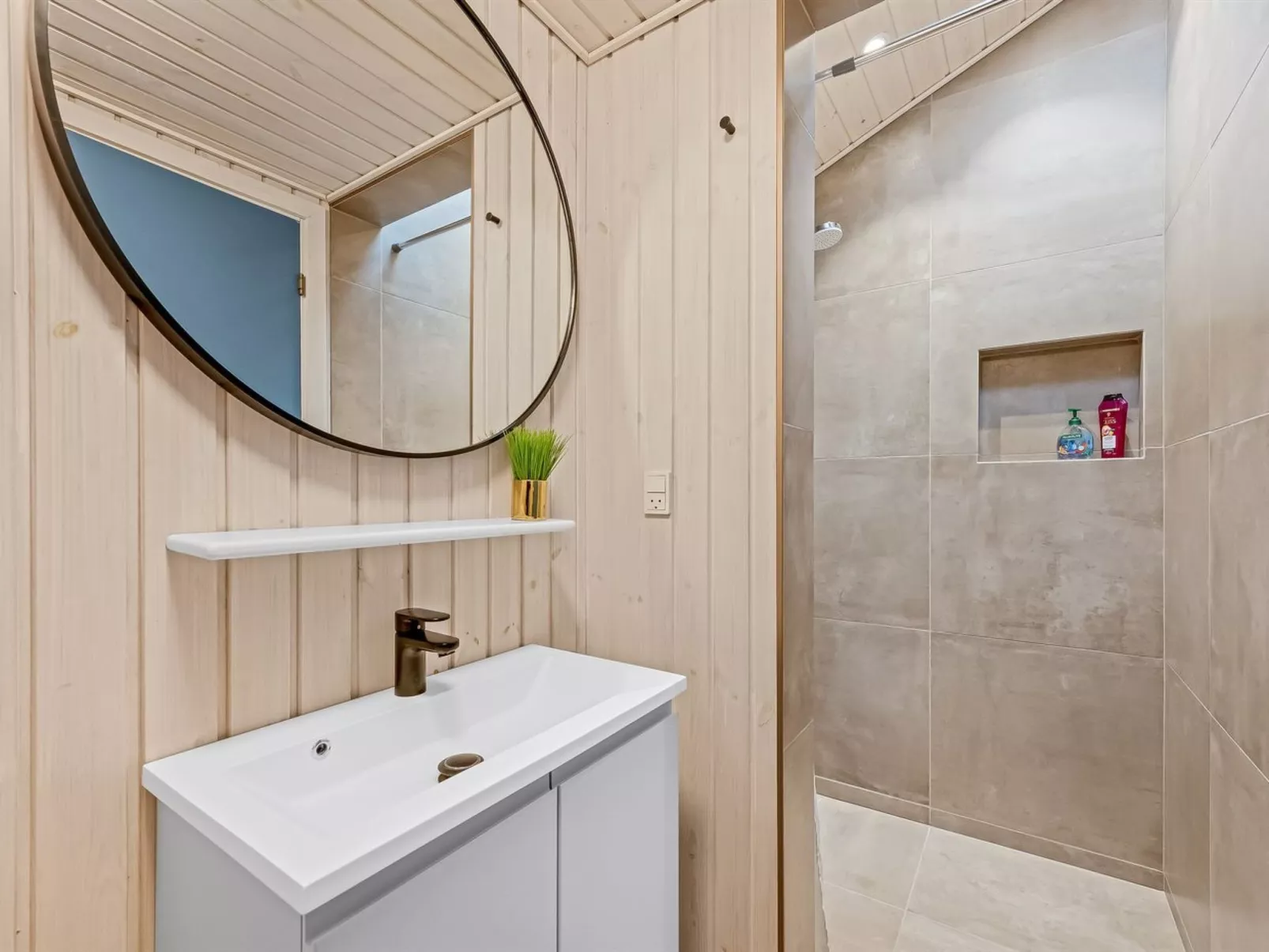 "Sviðandi" - 1.5km from the sea