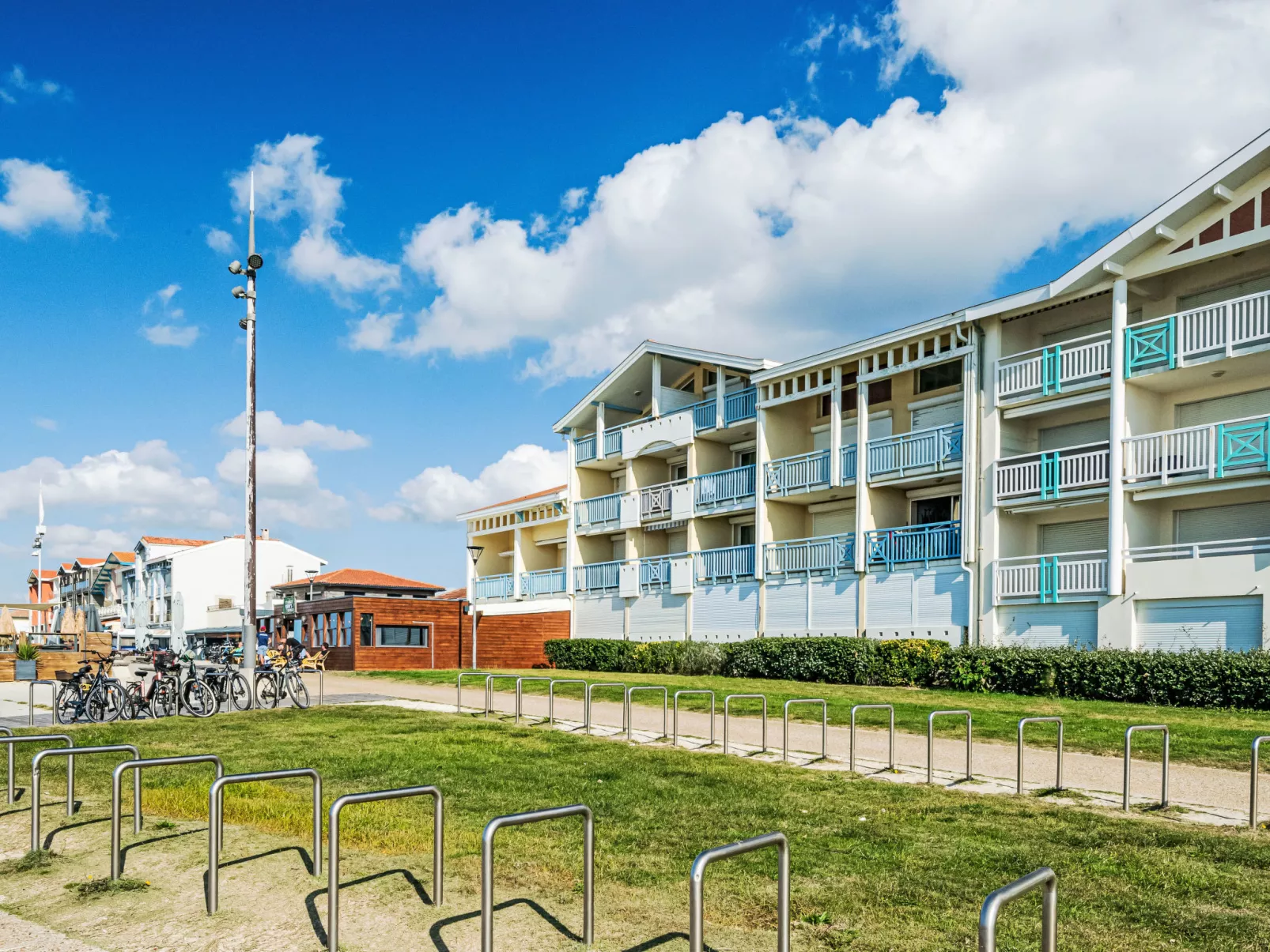 Les hauts de la corniche-Buiten