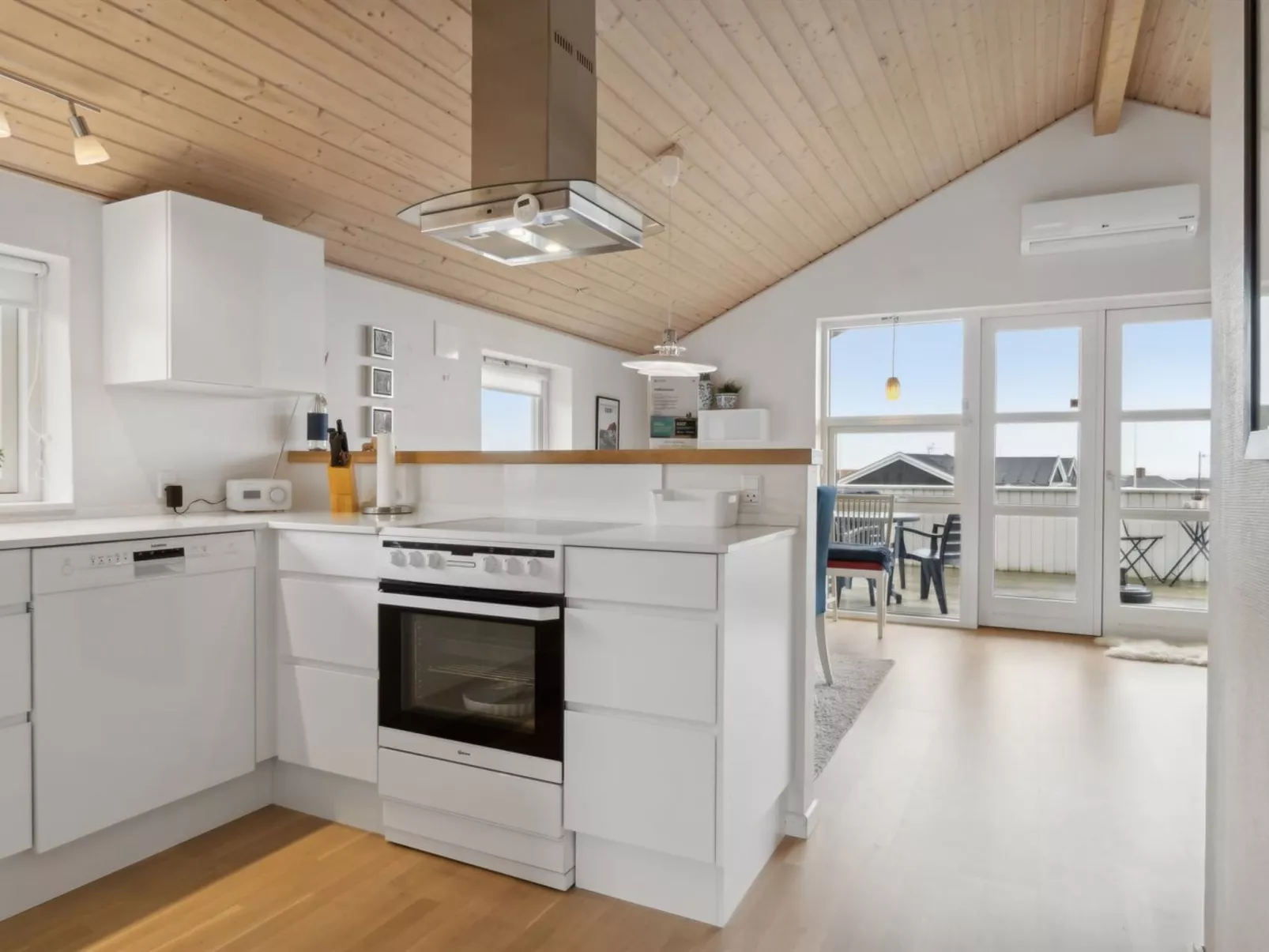 "Yvette" - 150m from the sea