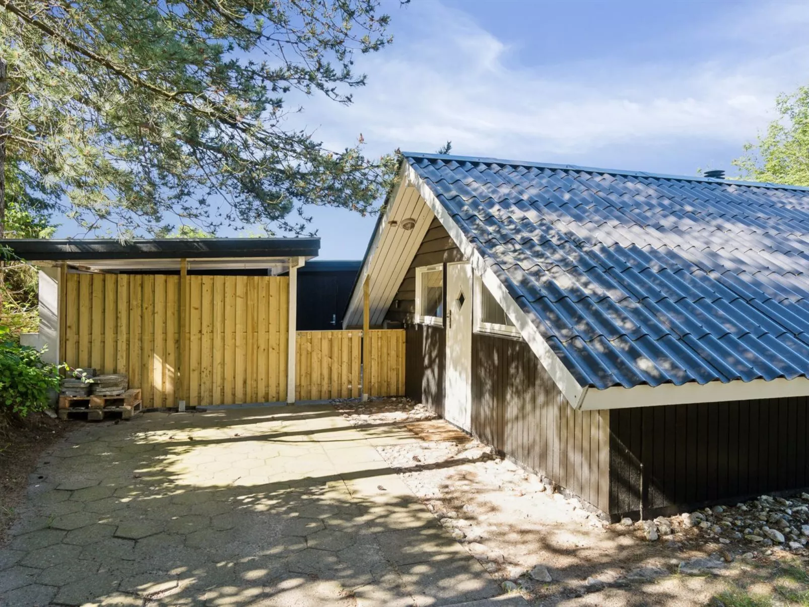 "Laurens" - 800m from the sea