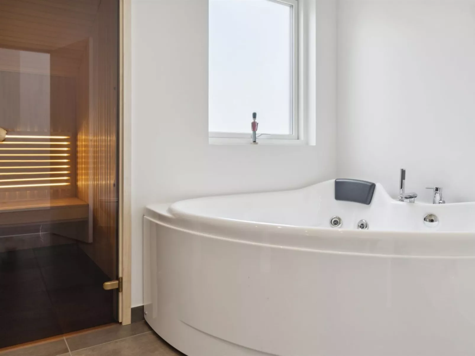 "Henryk" - 75m from the sea