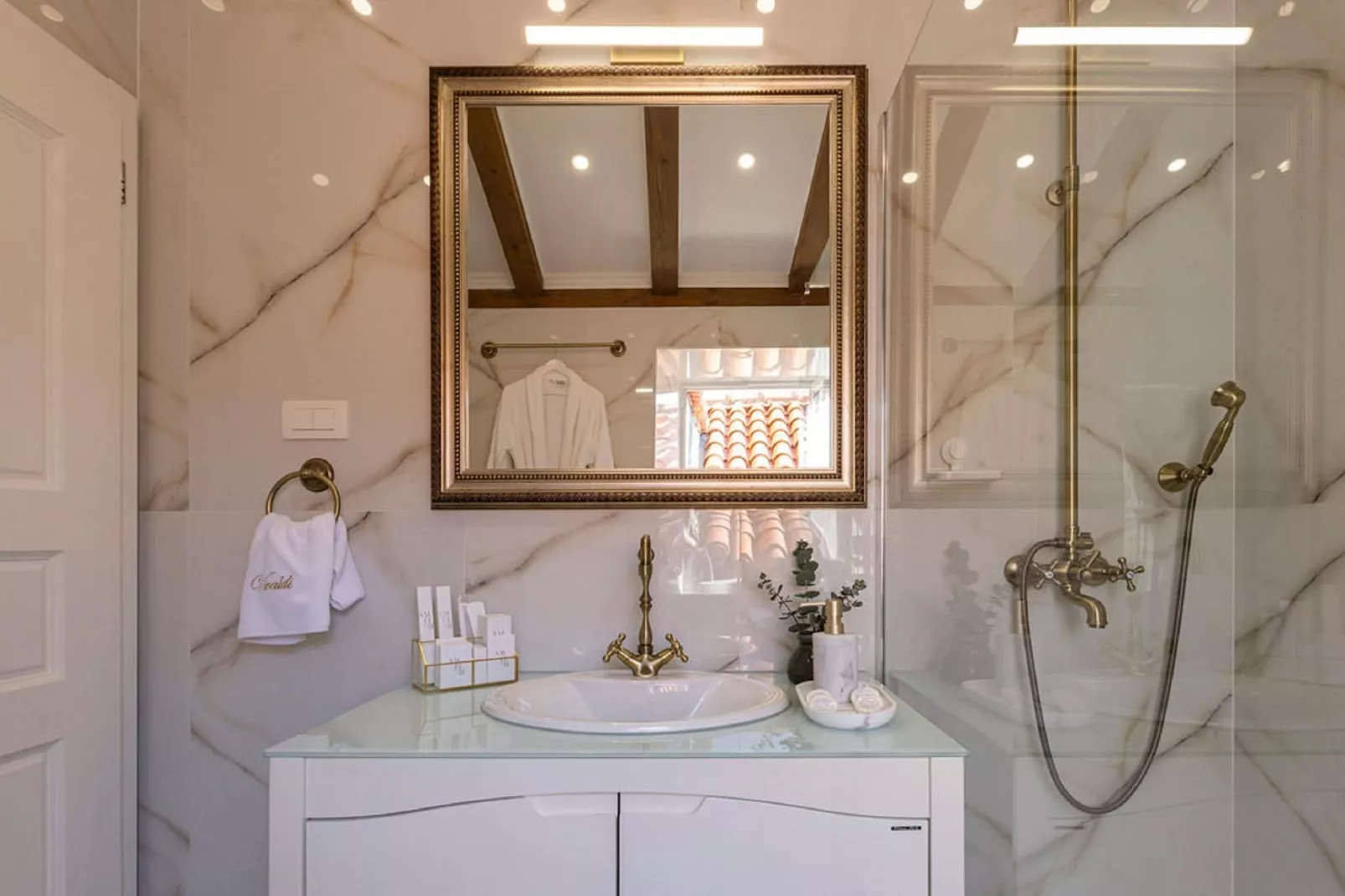 Vivaldi - Deluxe Double Room with Side City View (S3)