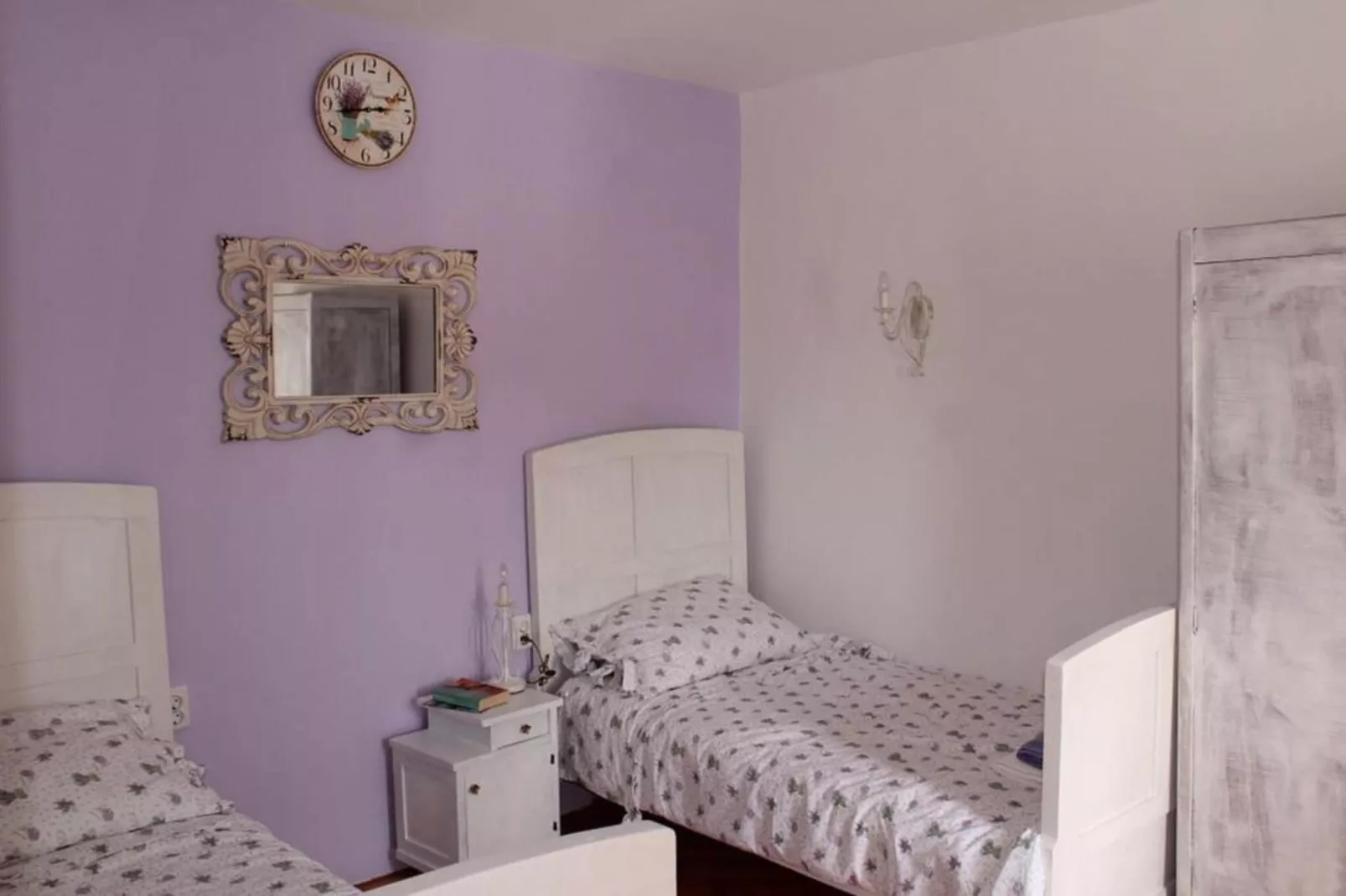 Guest House Gugily- Twin Room with Shared Bathroom and City View (4)