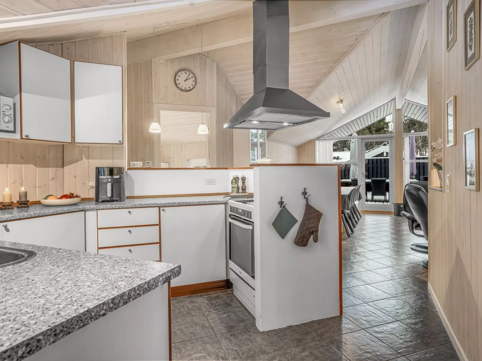 "Elvin" - 2km from the sea