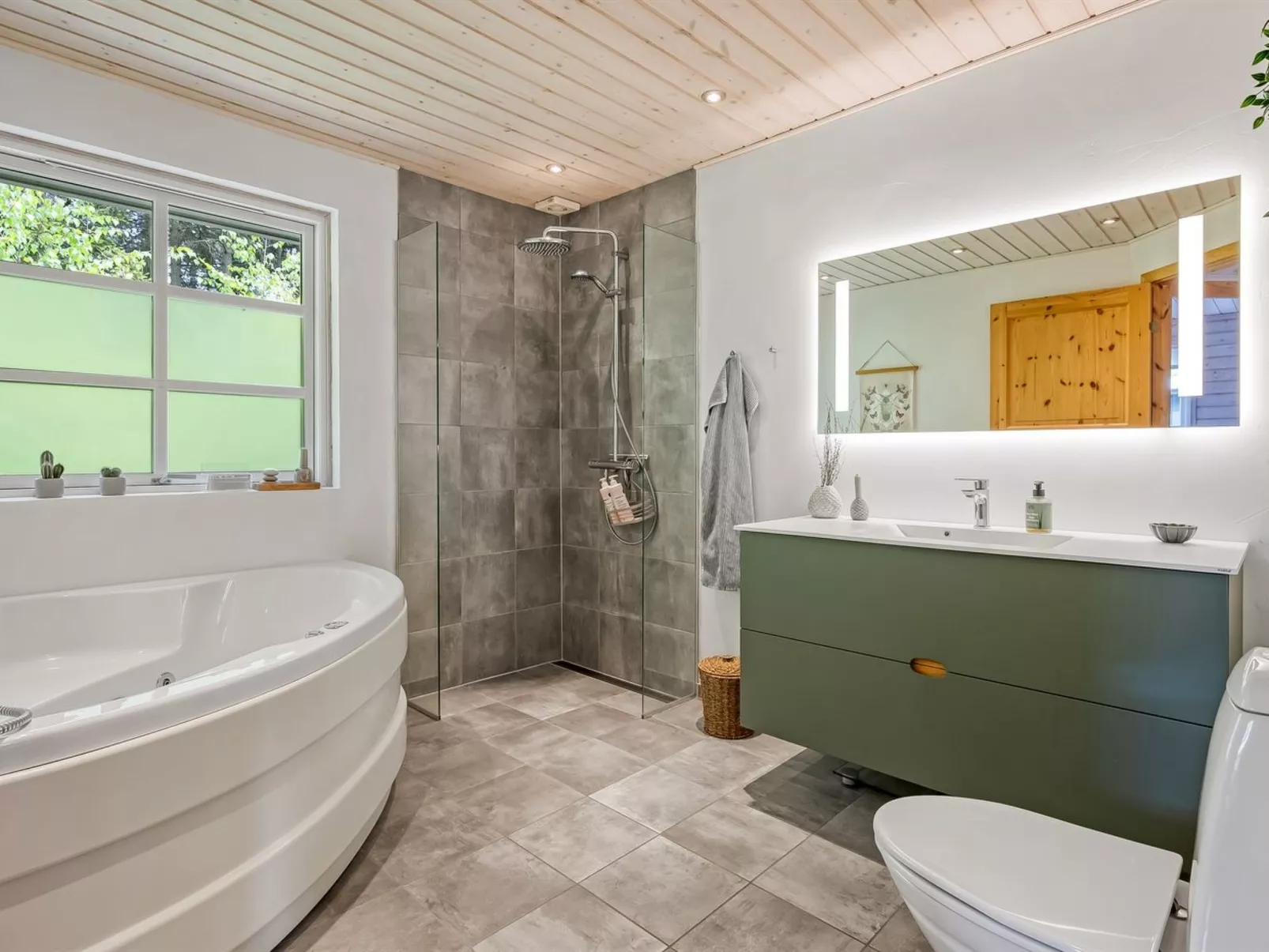 "Iorund" - 9km from the sea