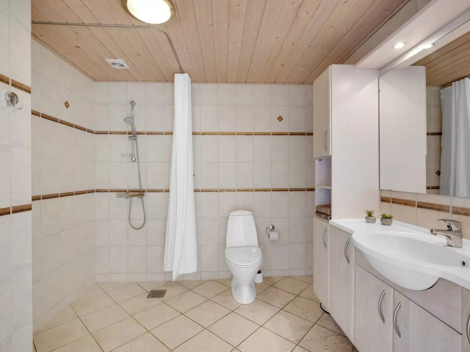 "Gytha" - 75m from the sea